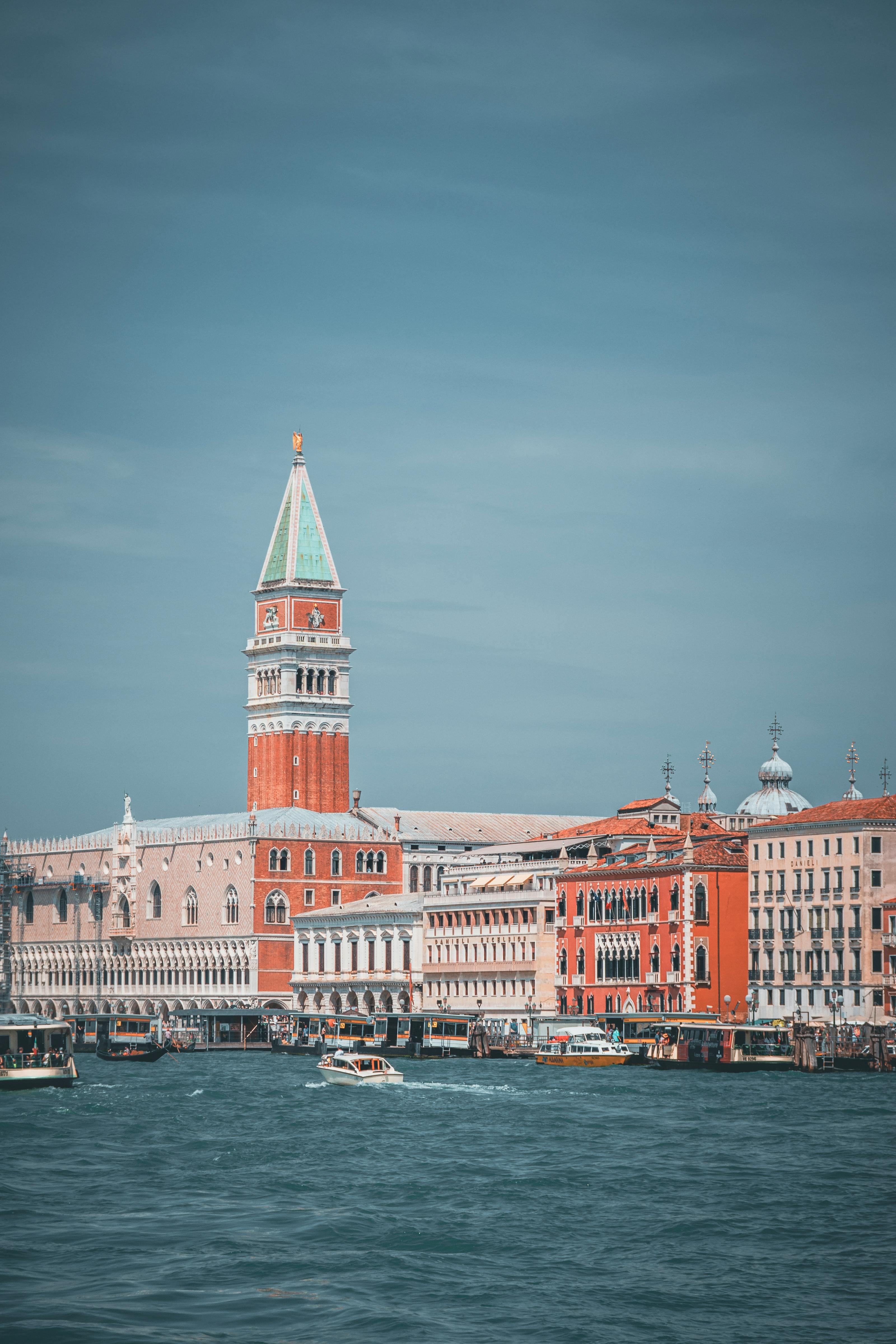 Gratis Jelajahi pemandangan menakjubkan dari Campanile di San Marco dan Grand Canal di Venesia, Italia. Foto Stok