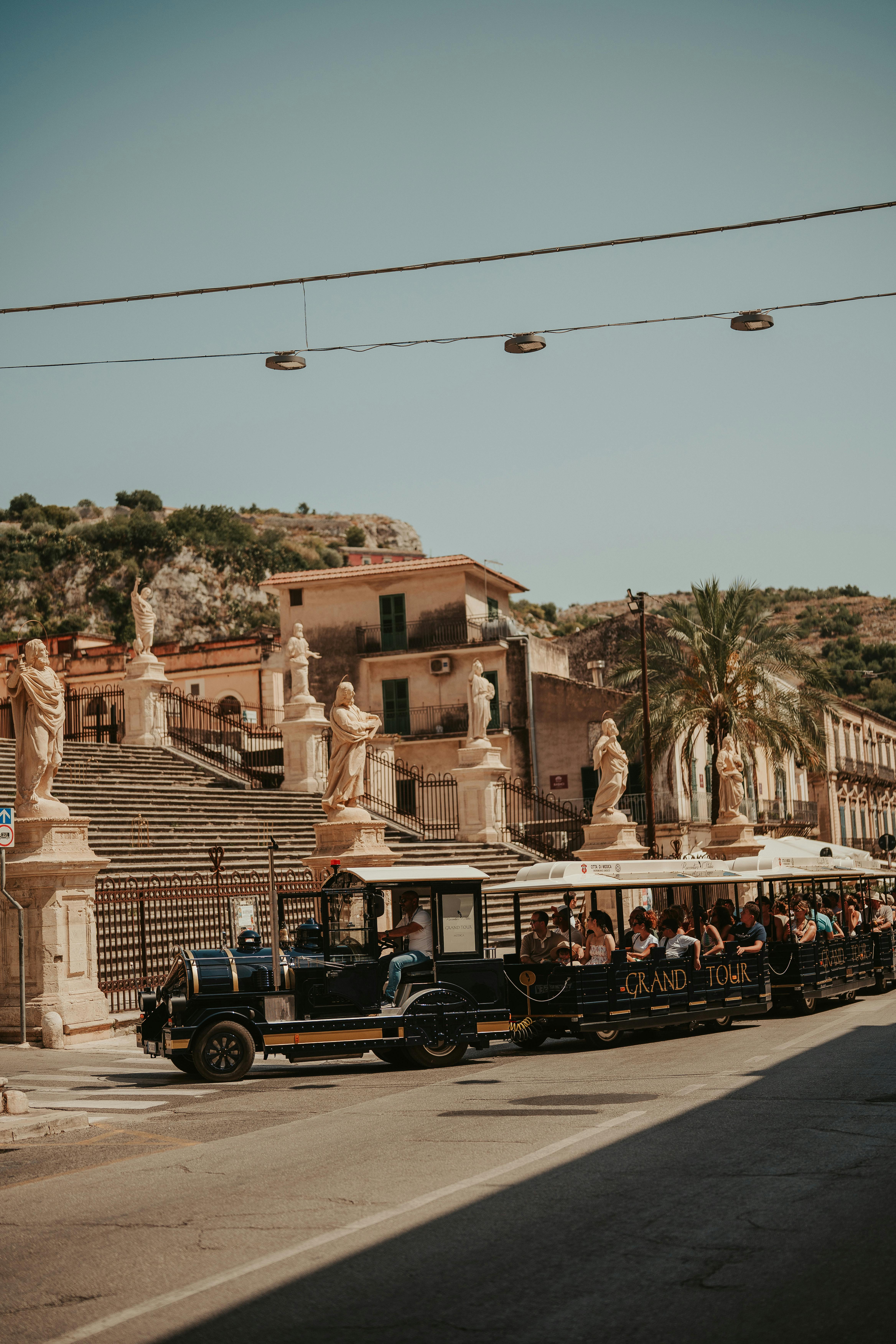 無料 旅と文化の真髄をとらえた、歴史あるヨーロッパの広場を巡るツアーを提供する魅力的なヴィンテージ列車です。 写真素材