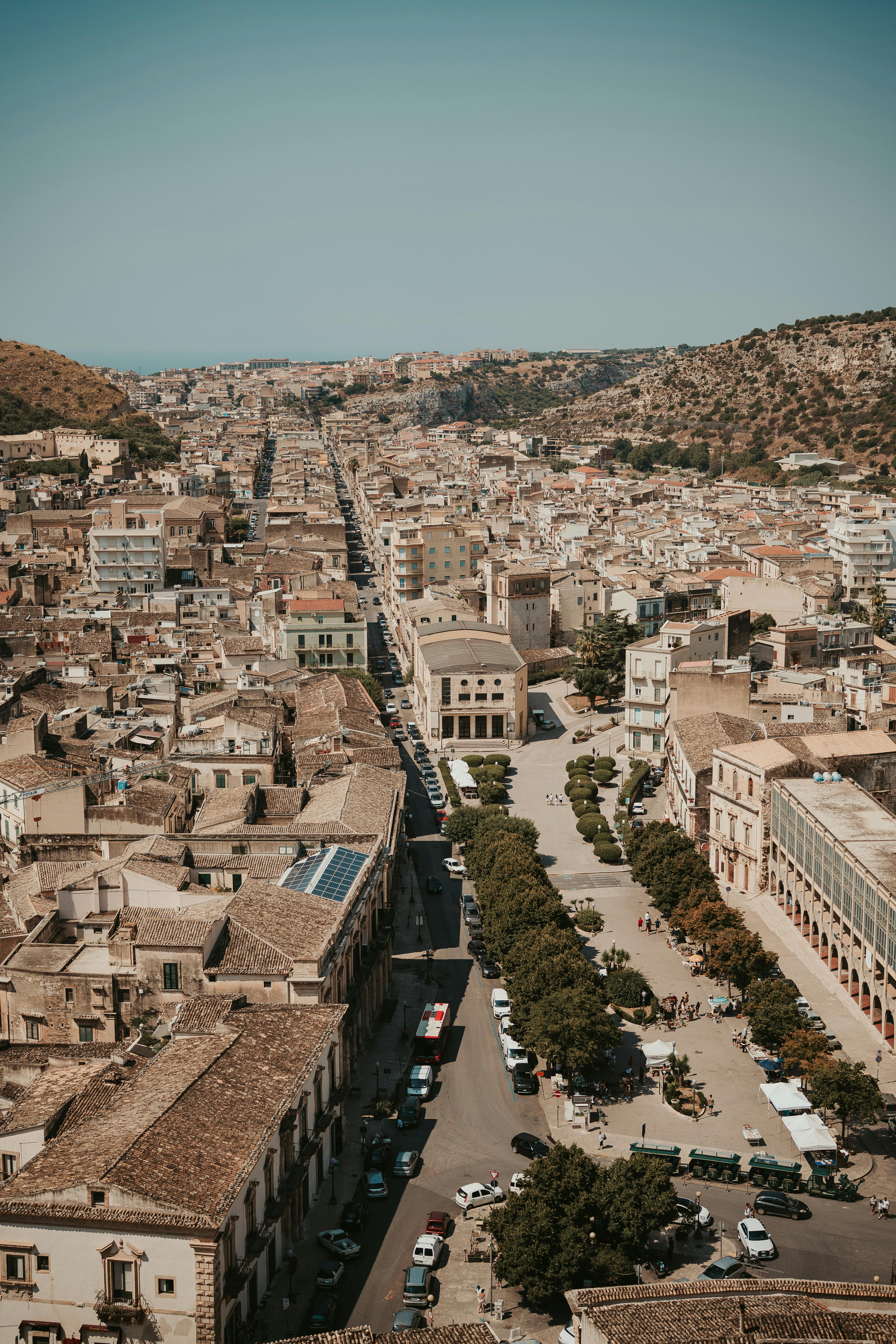 бесплатная Аэрофотоснимок, запечатлевший живописные крыши и улицы средиземноморского города при дневном свете. Стоковое фото