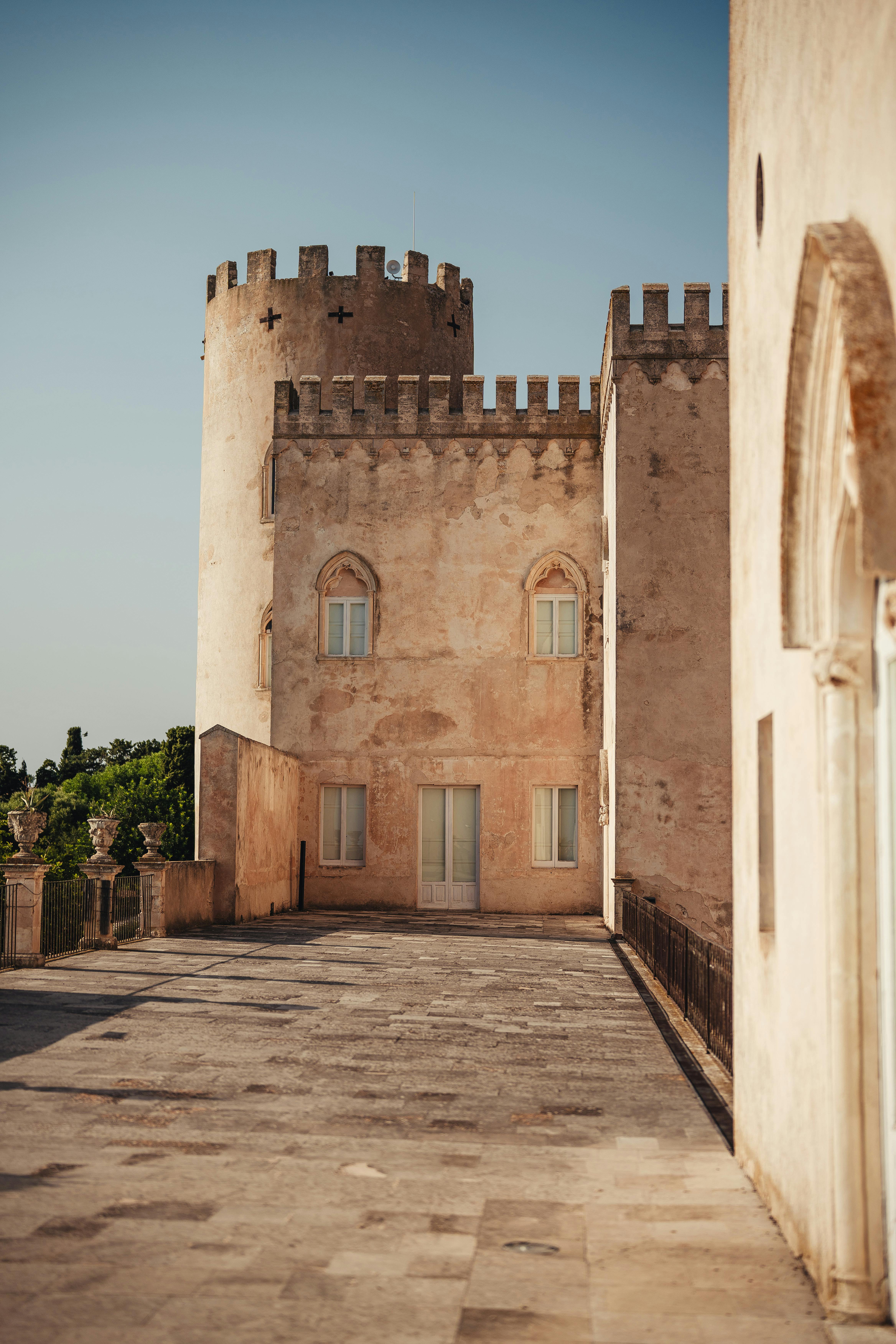 無料 古典的な建築様式が特徴的な、シチリア島ドンナフガータの歴史的な城の朝の眺め。 写真素材