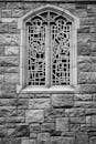 一张华盛顿州韦那奇石制教堂立面上哥特式窗户的黑白照片