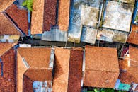 印度尼西亚西爪哇一个人口稠密的社区，其传统红瓦屋顶的航拍照片