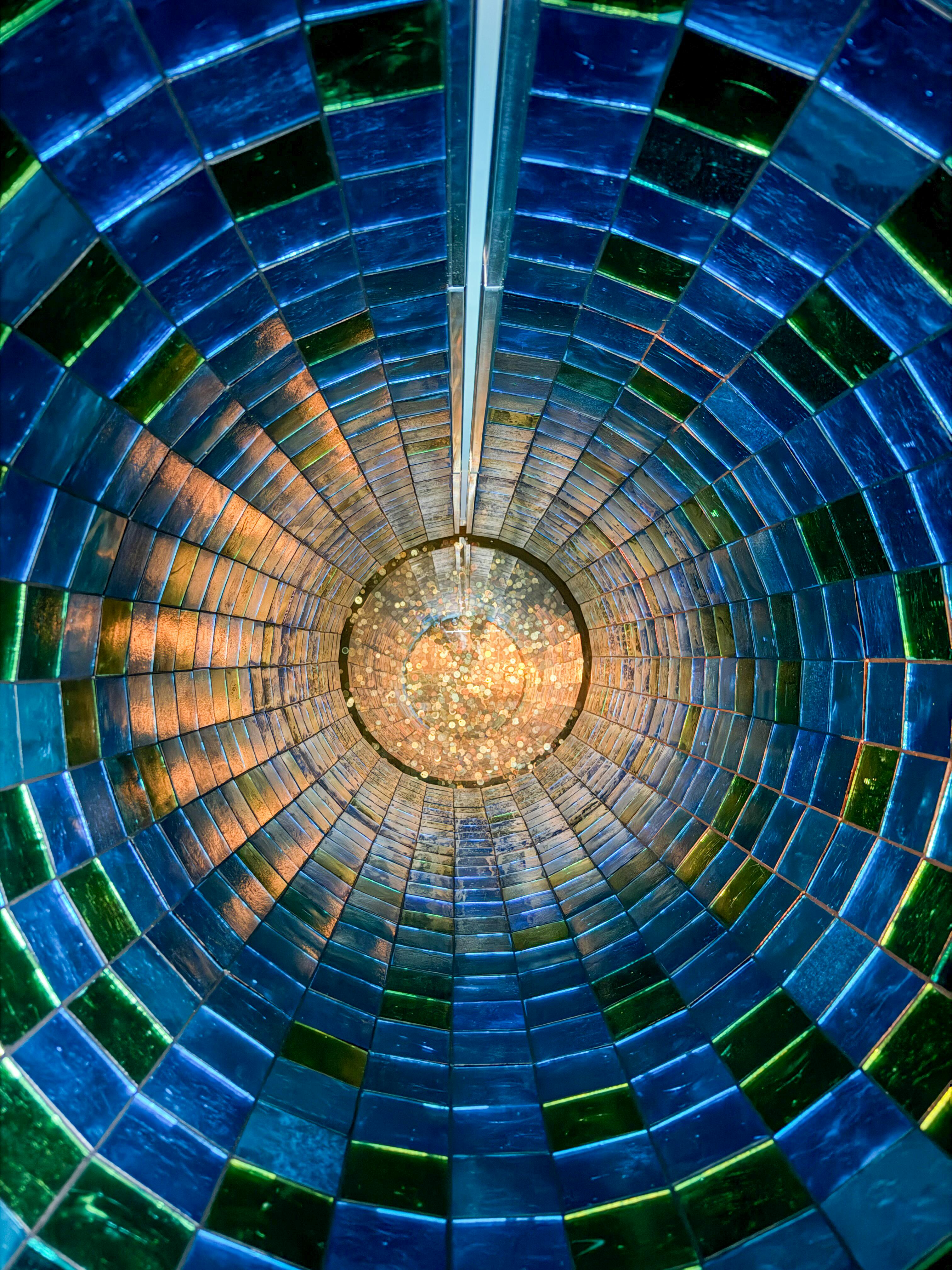 Kostnadsfria Livfull mosaiktunnel med glittrande ljus som skapar en spännande visuell effekt. Stock foto