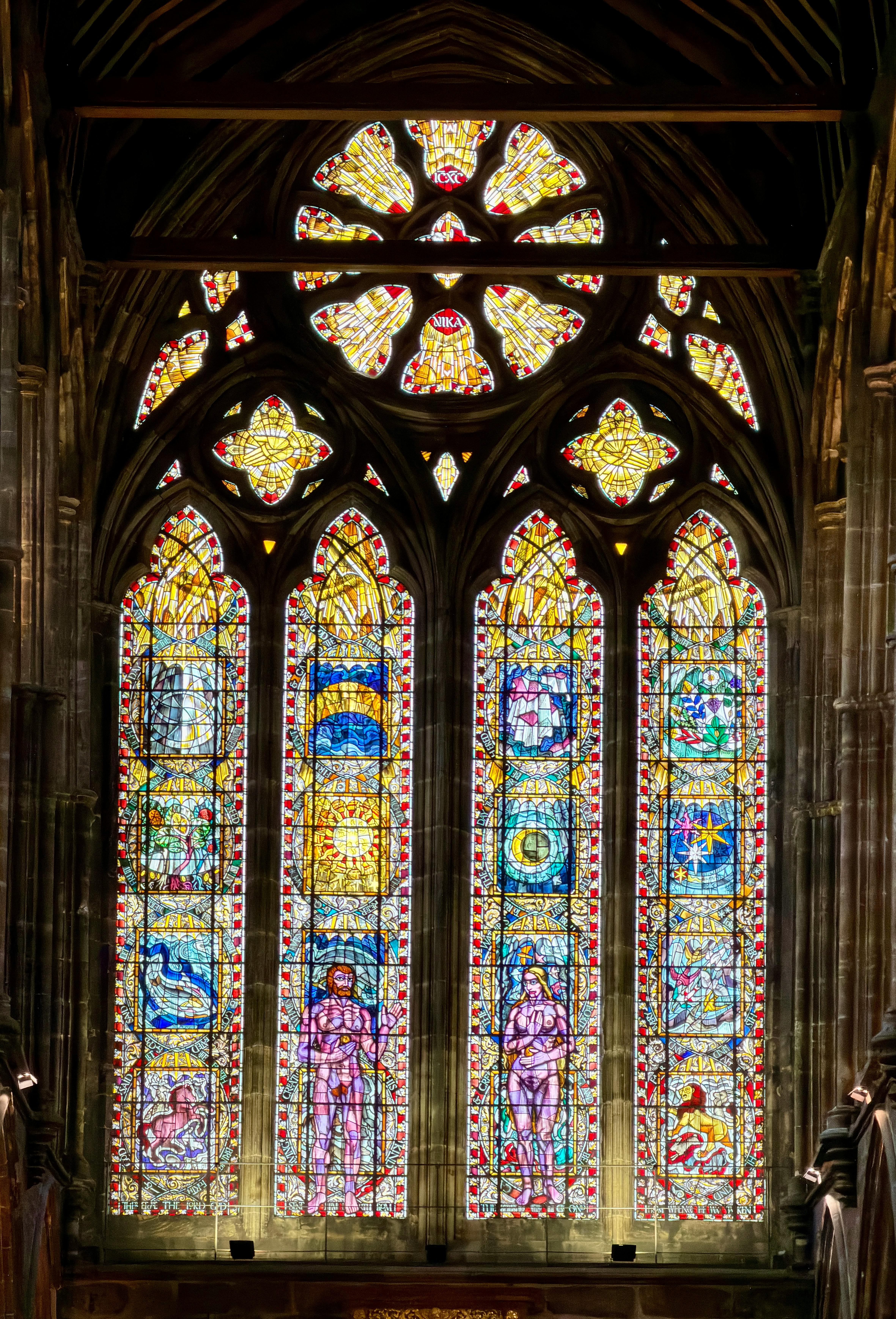 бесплатная Полюбуйтесь замысловатыми деталями прекрасного витража в Глазгоском соборе, Шотландия. Стоковое фото