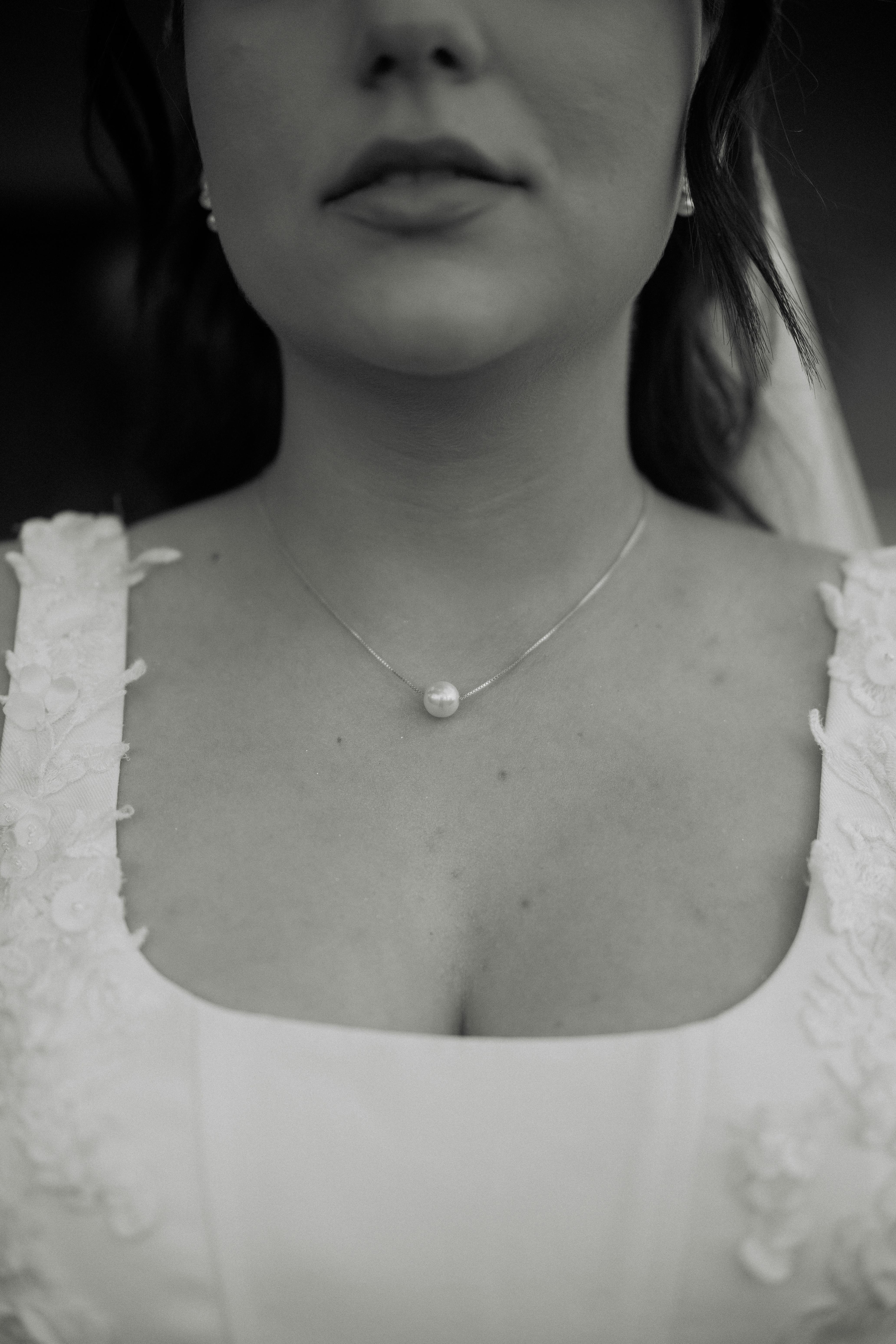 Kostnadsfria Närbild i svartvitt brudporträtt med framhävning av pärlhalsband. Stock foto