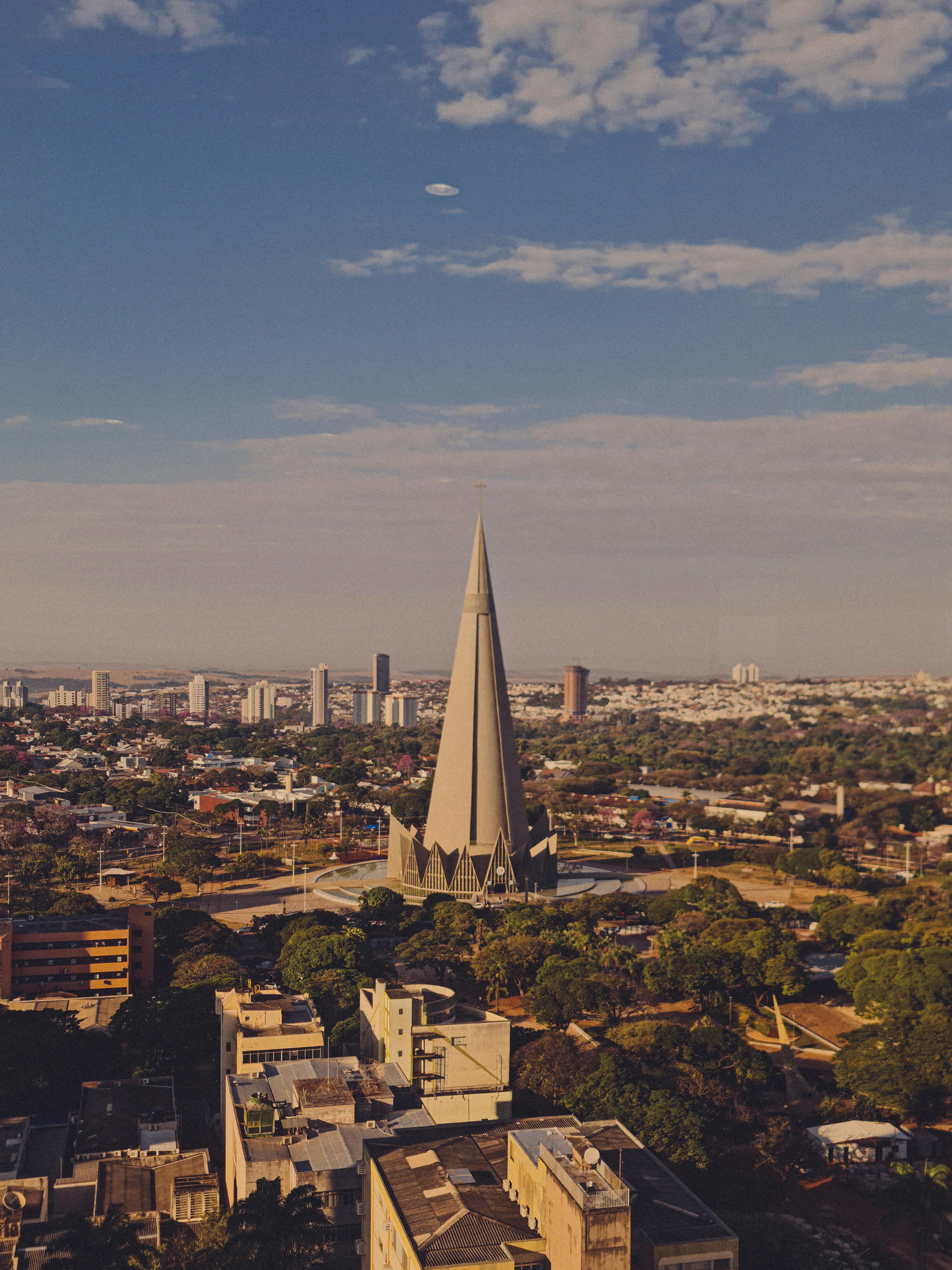 Vista aérea da Catedral de Maringá, símbolo da cidade, cenário de grandes emoções do futebol brasileiro