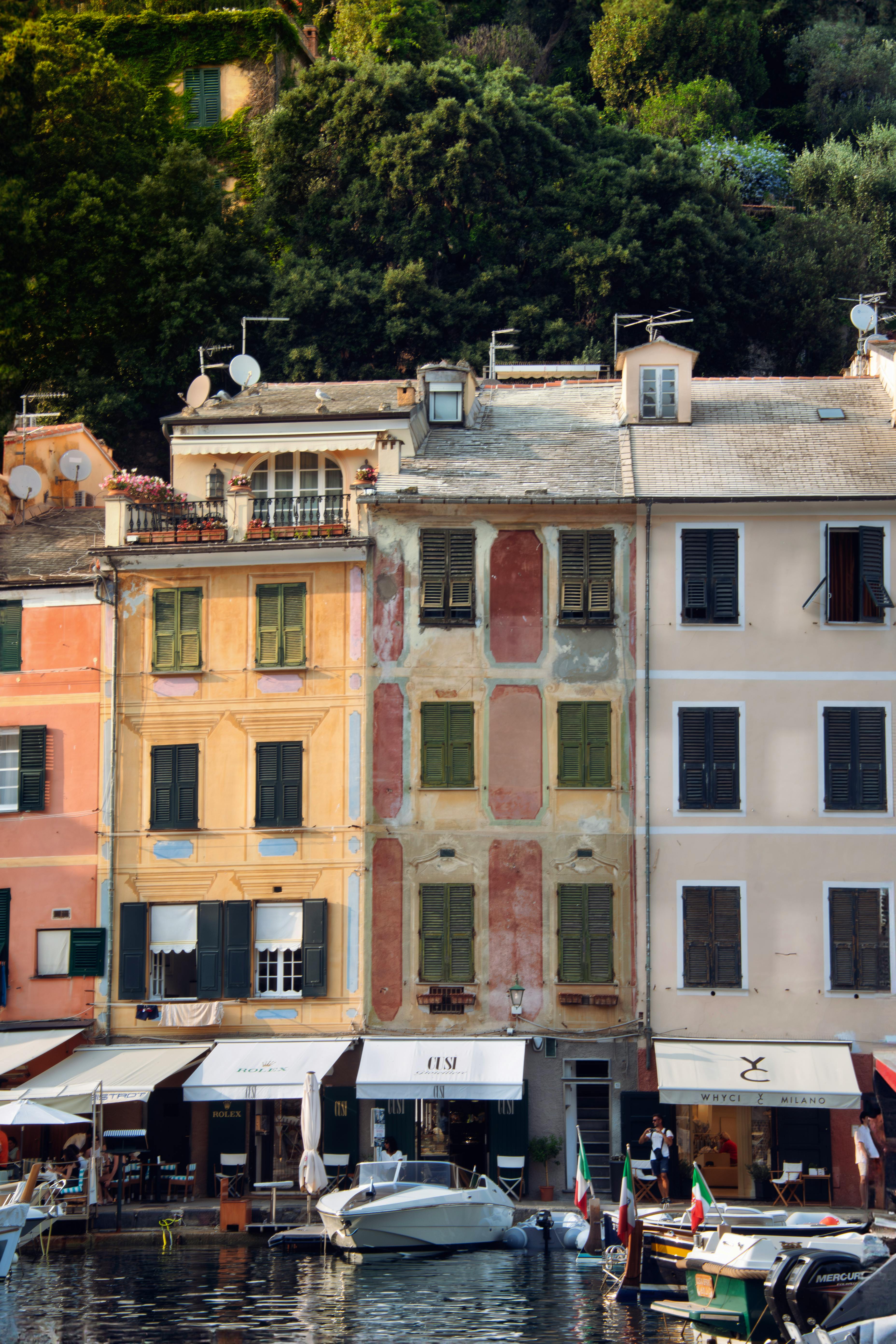 Gratis Farverige historiske bygninger omgiver den maleriske havn i Portofino, Ligurien, Italien. Lagerfoto