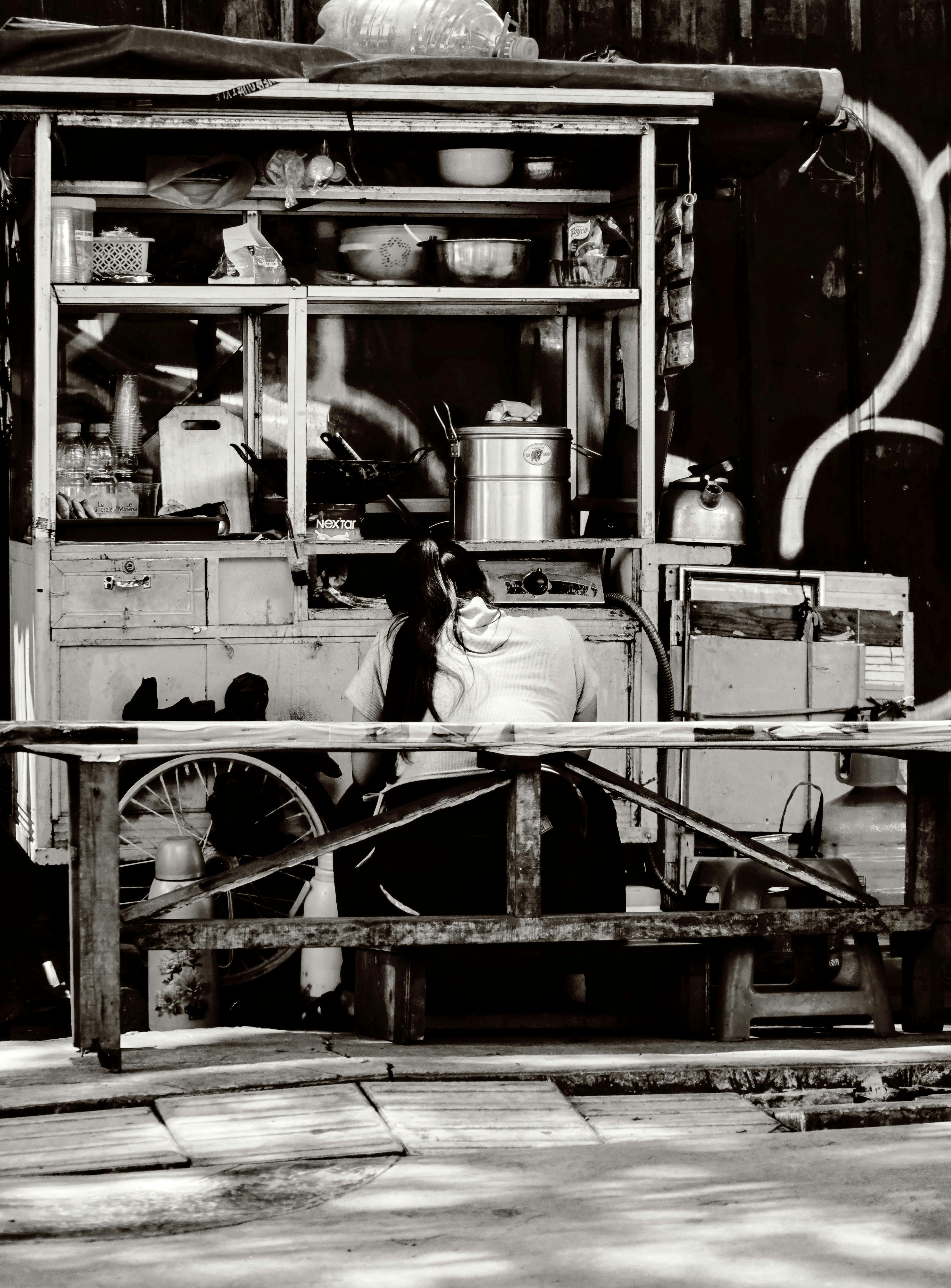 無料 インドネシアのバンドンにある伝統的な屋台と屋台の白黒写真。 写真素材