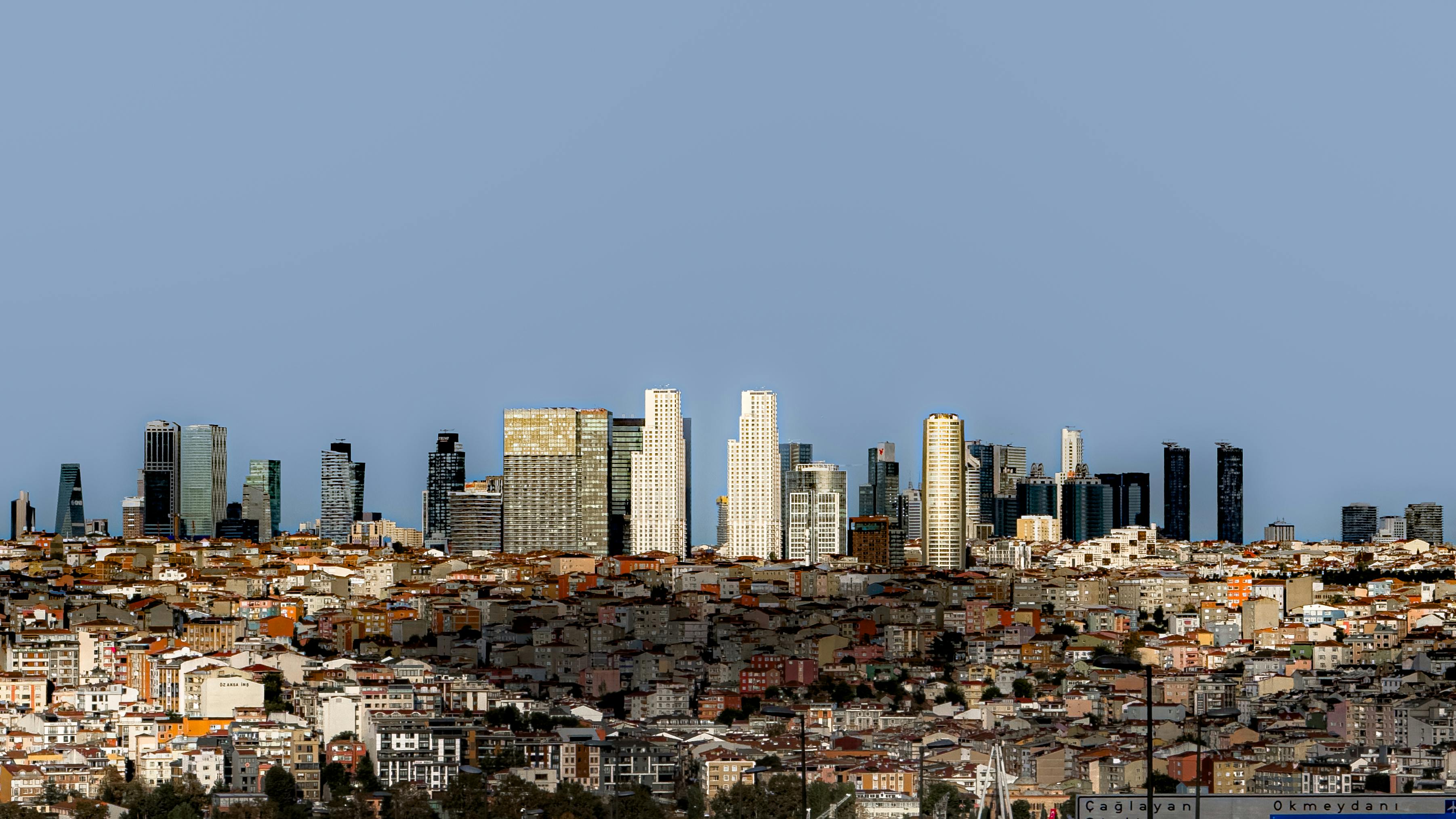 Gratuit Vue panoramique de la skyline d'Istanbul, dévoilant des gratte-ciel modernes sous un ciel bleu limpide. Photos