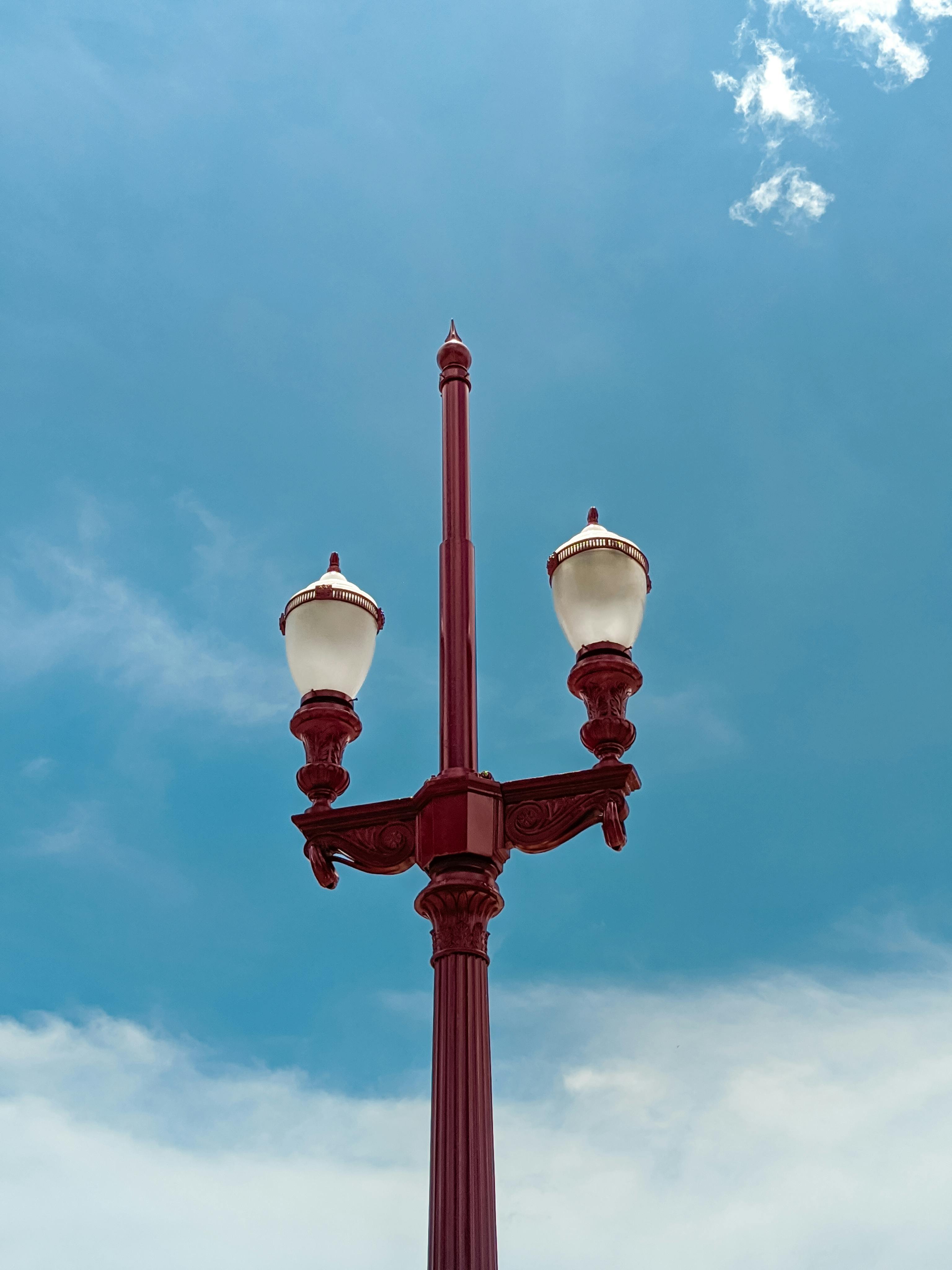 Gratis Elegante lampione rosso d'epoca sotto un cielo azzurro e terso a Belo Horizonte. Foto a disposizione
