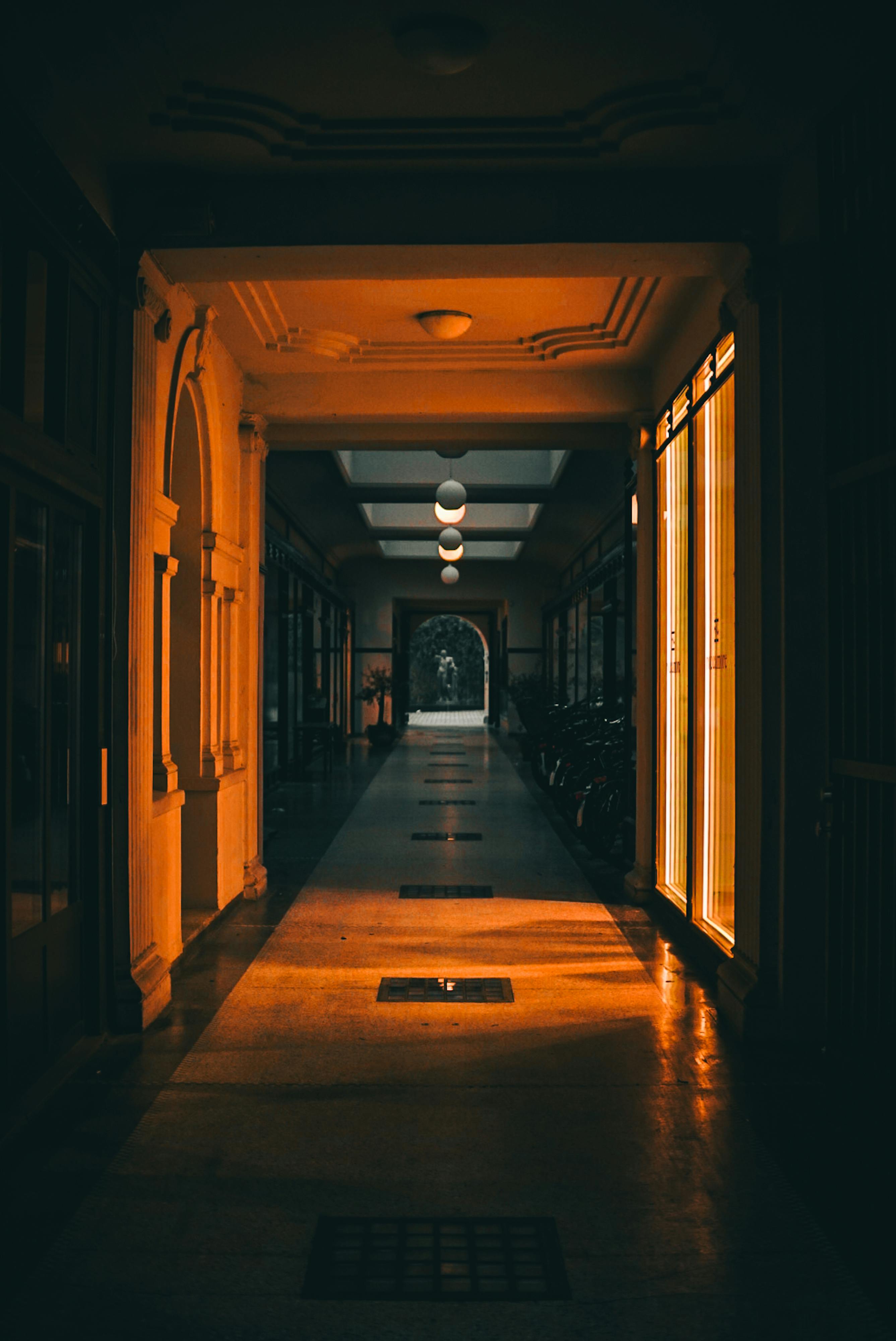 Gratuit Un coridor senin și cald din Aarhus, Danemarca, iluminat în timpul orei de aur. Fotografie de stoc