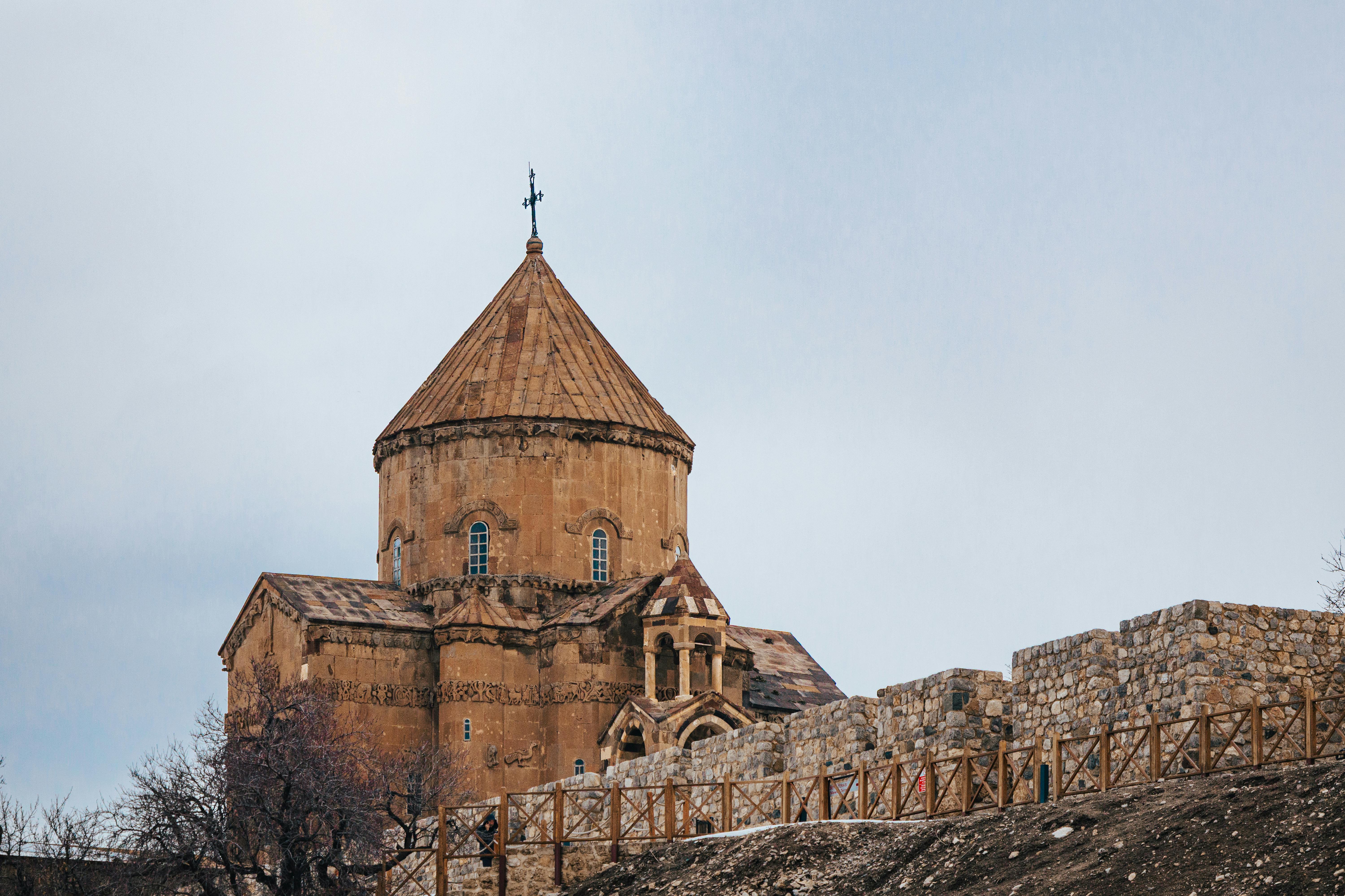 бесплатная Живописный вид на древнюю армянскую церковь на острове Акдамар, город Ван, Турция. Стоковое фото