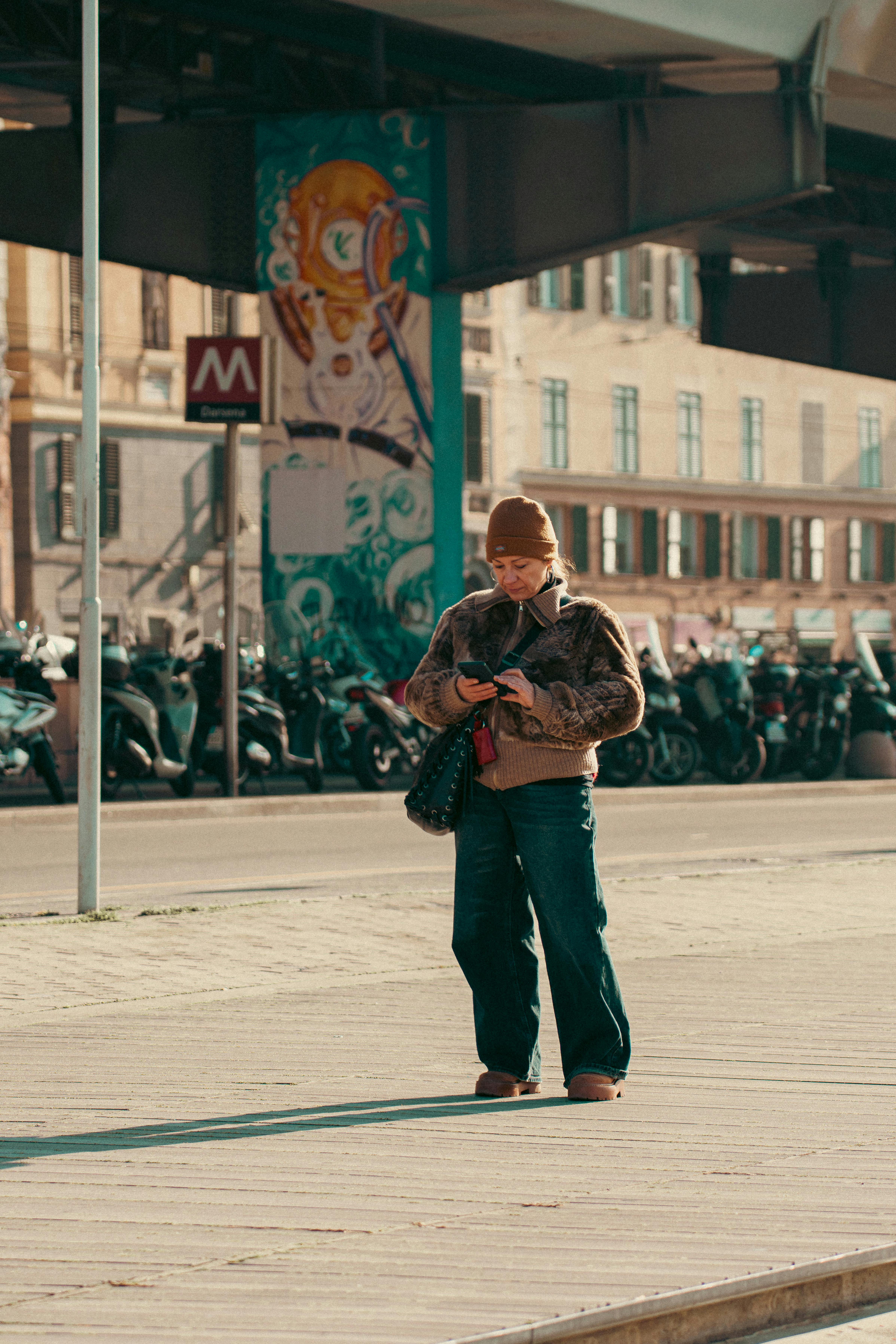 無料 イタリアのジェノバの都市のストリート風景。落書きや建築物のある人物が描かれています。 写真素材