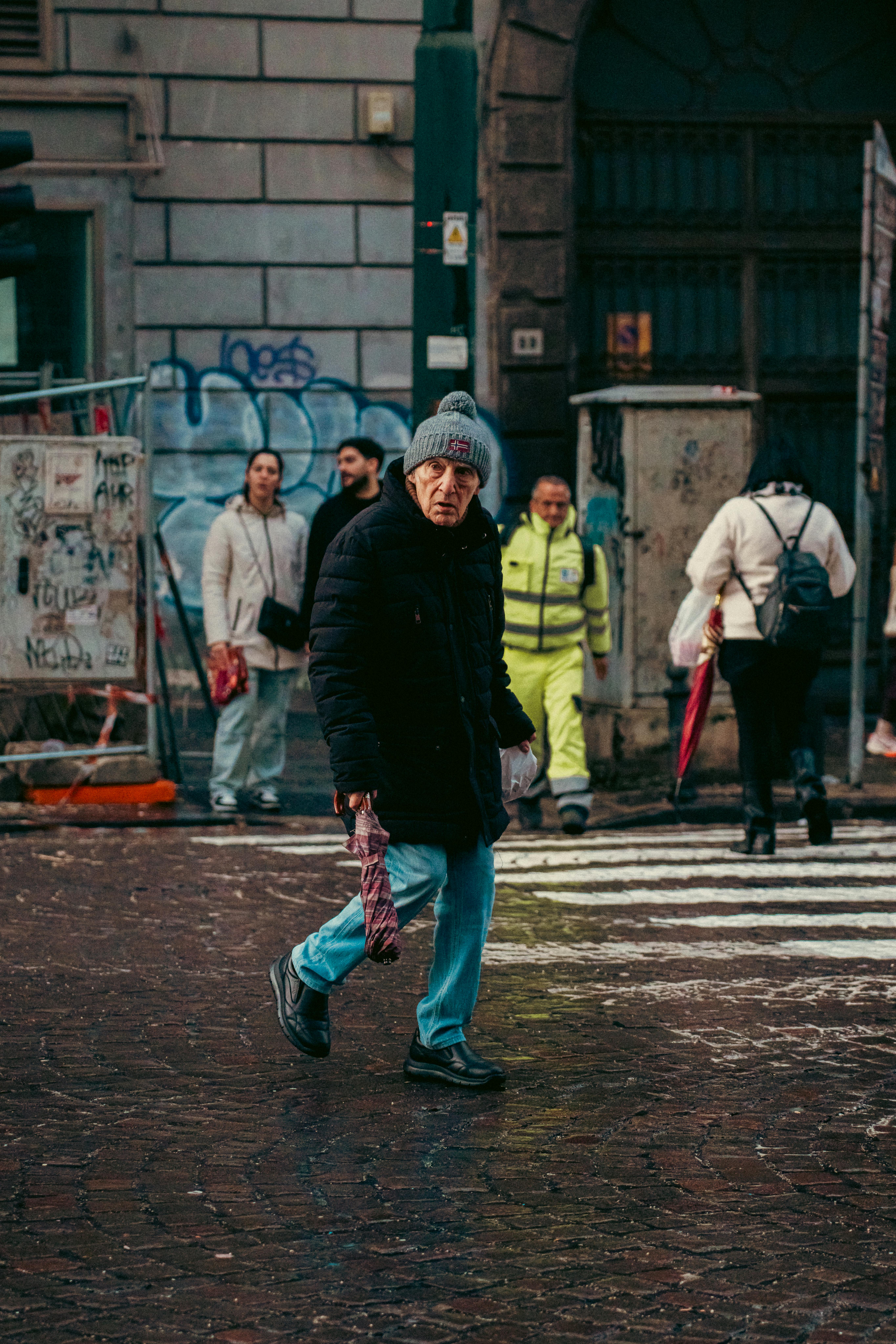 бесплатная Непринужденная уличная сцена в Неаполе, Италия, с участием самых разных пешеходов в зимний день. Стоковое фото