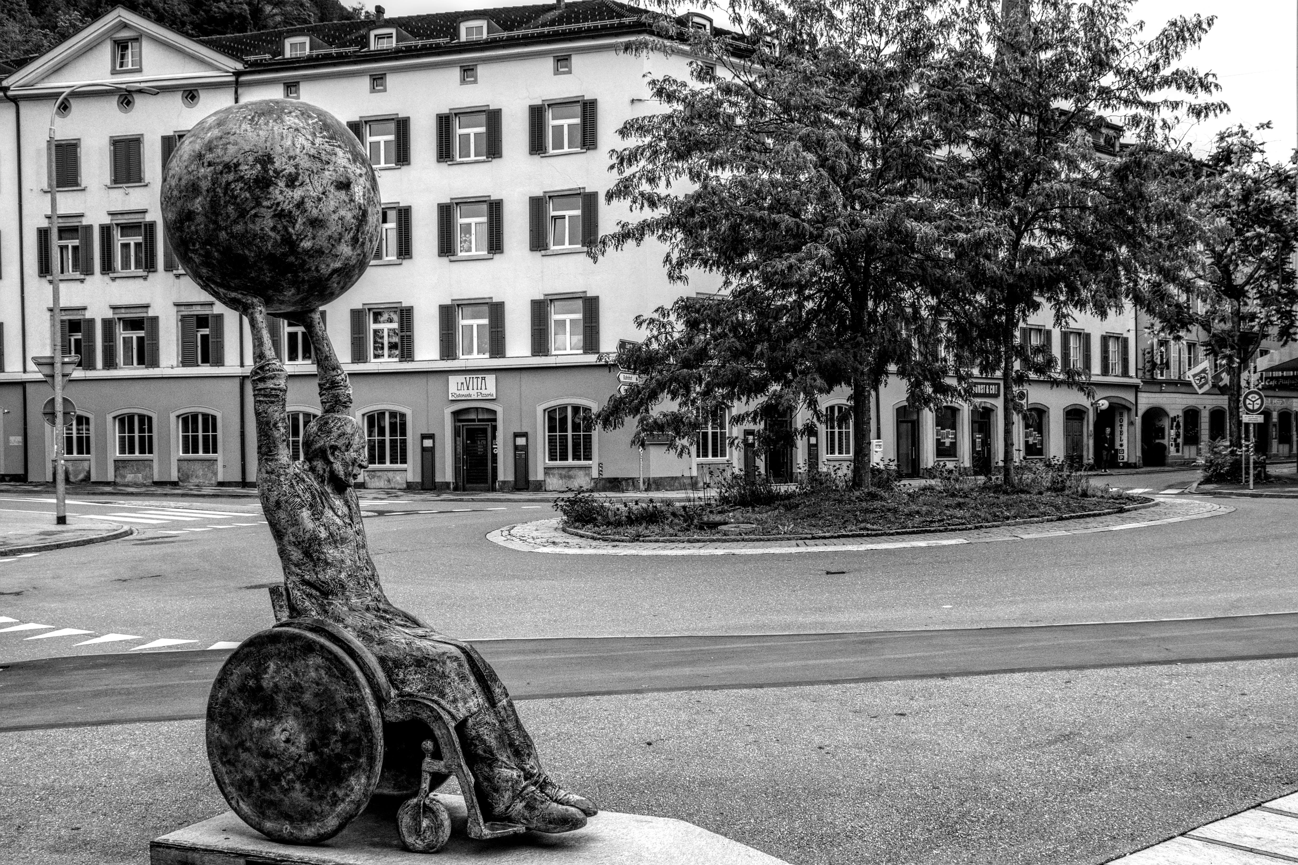 бесплатная Монохромная фотография уникальной скульптуры на тихой швейцарской городской площади. Стоковое фото