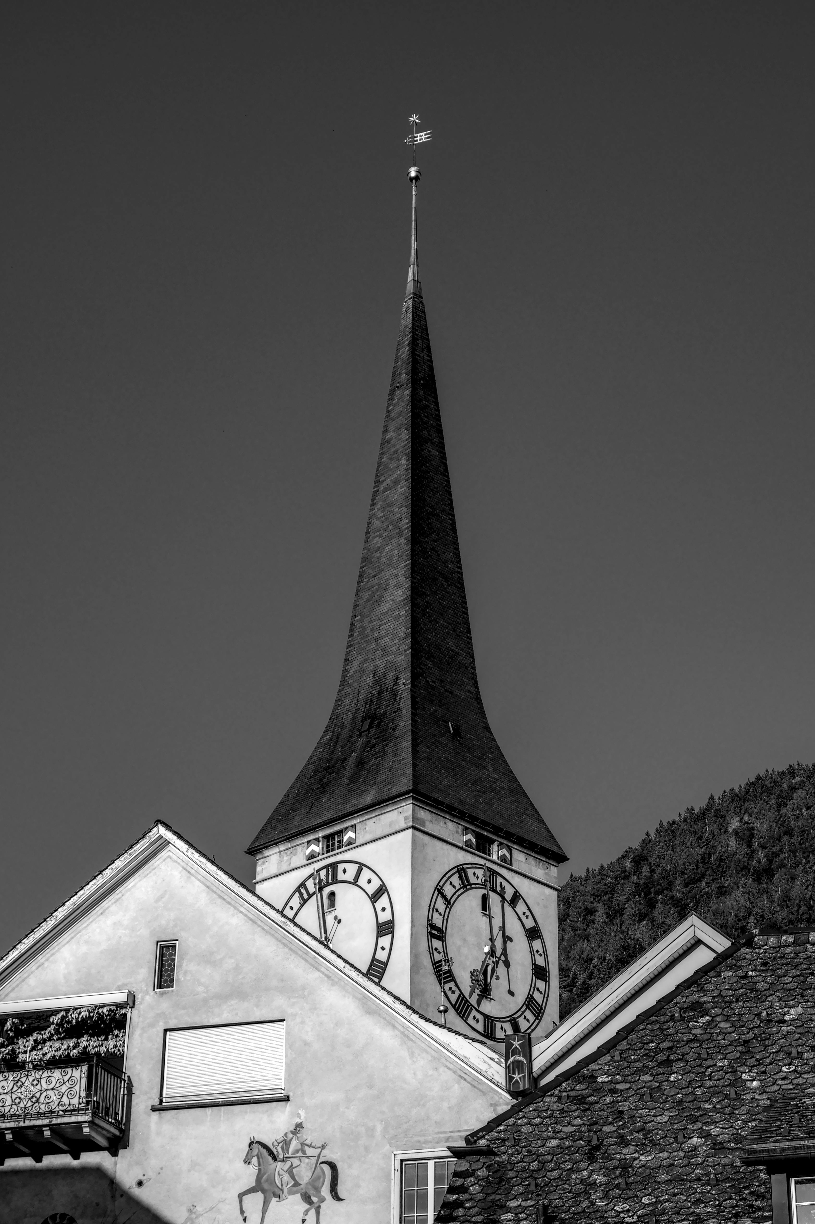 Gratis Dramática fotografía en blanco y negro de una histórica torre de reloj suiza contra un cielo despejado. Foto de stock
