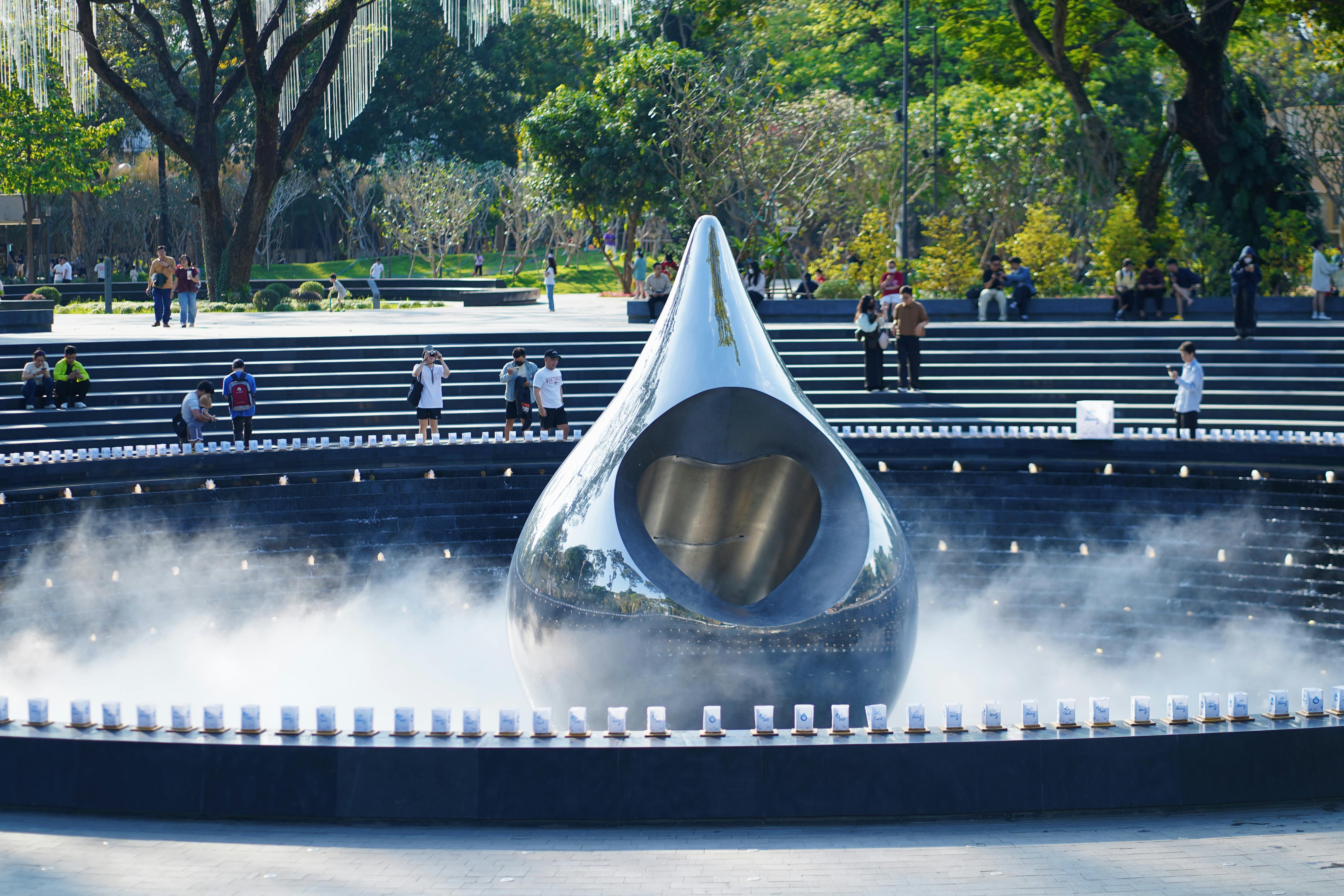 無料 静かな屋外公園の霧に包まれたユニークな金属彫刻が、訪問者を魅了します。 写真素材