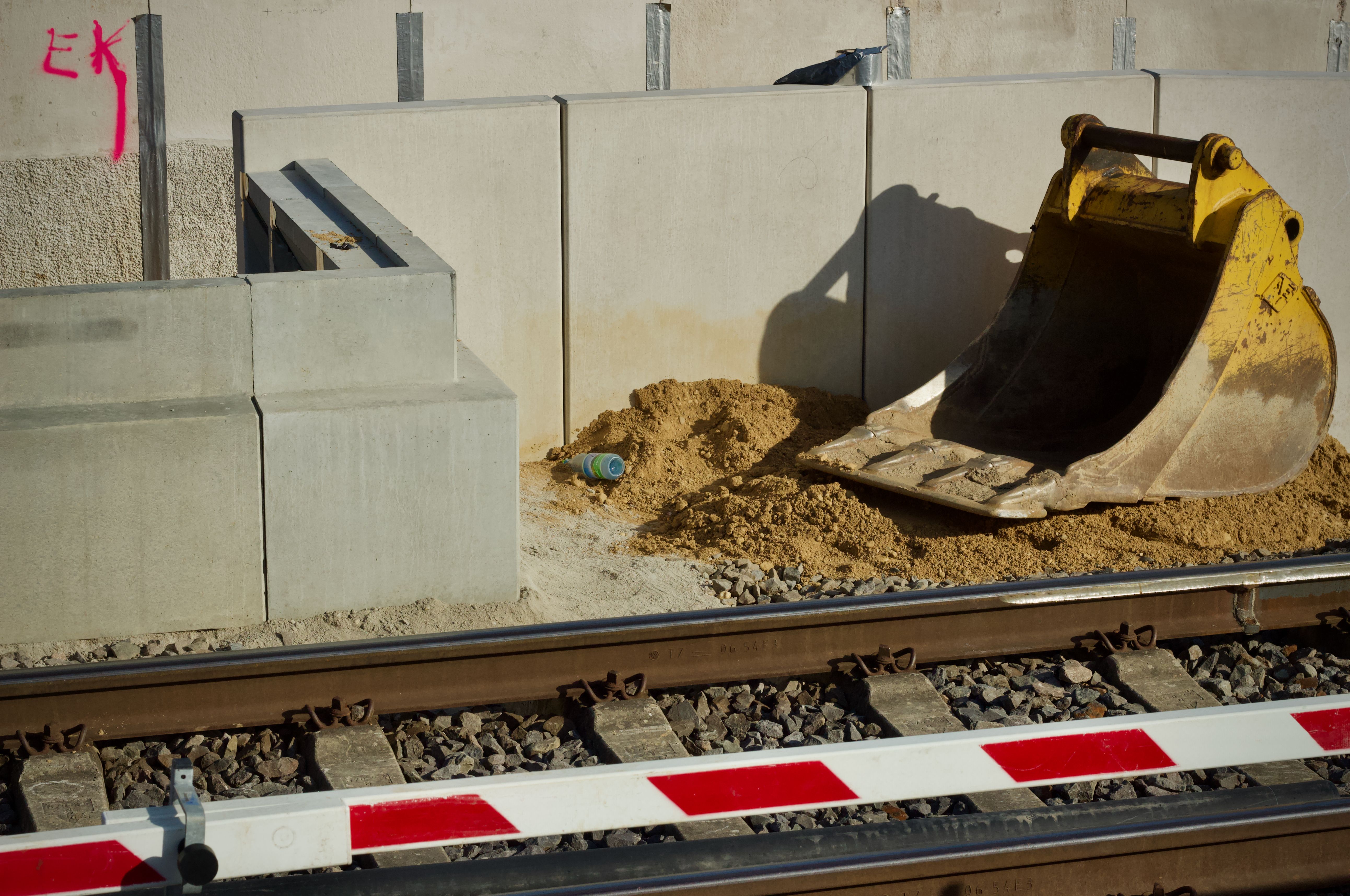 Barreras de concreto en una obra de construcción