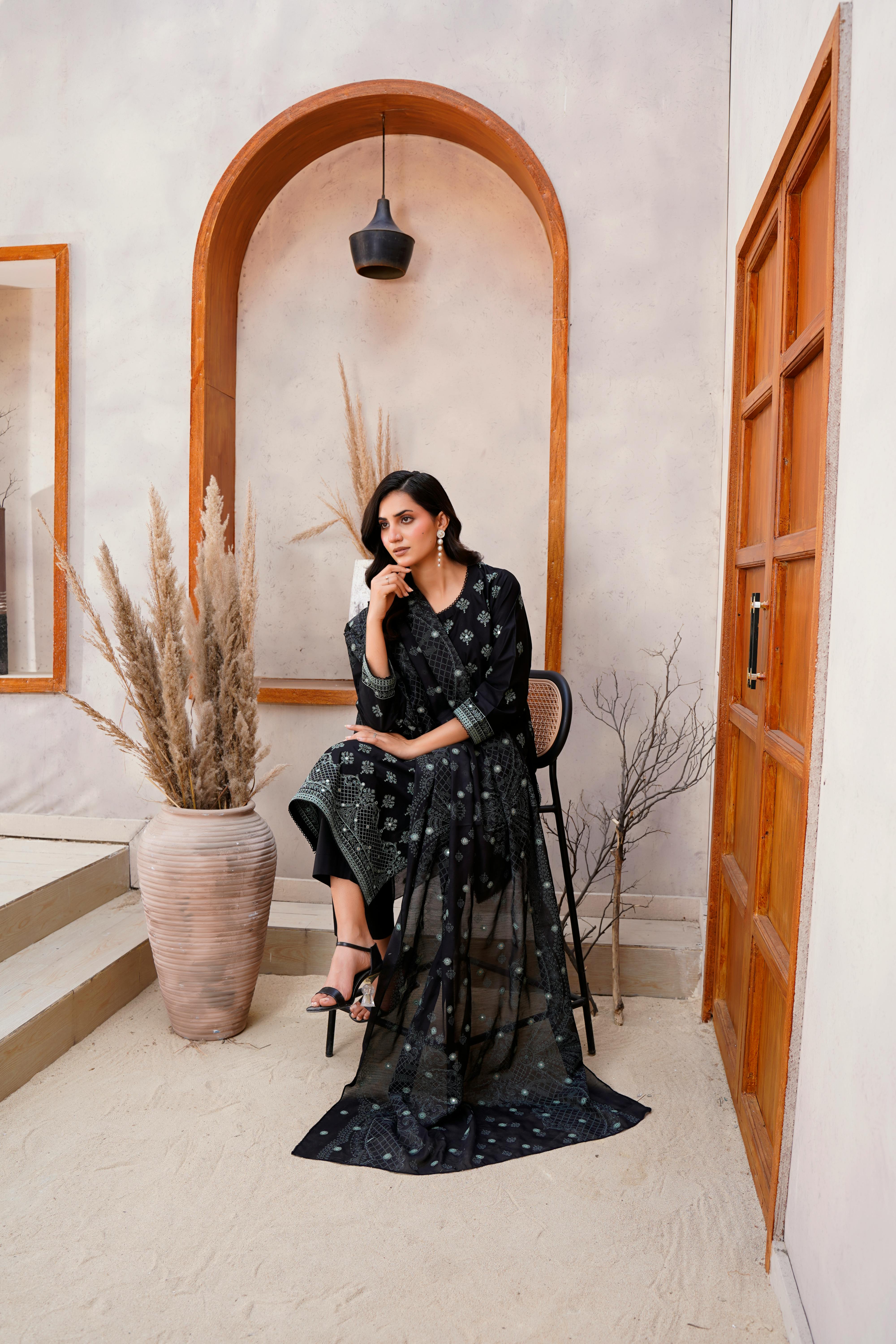 бесплатная Модная модель в вышитом платье позирует на фоне Нью-Йорка. Стоковое фото