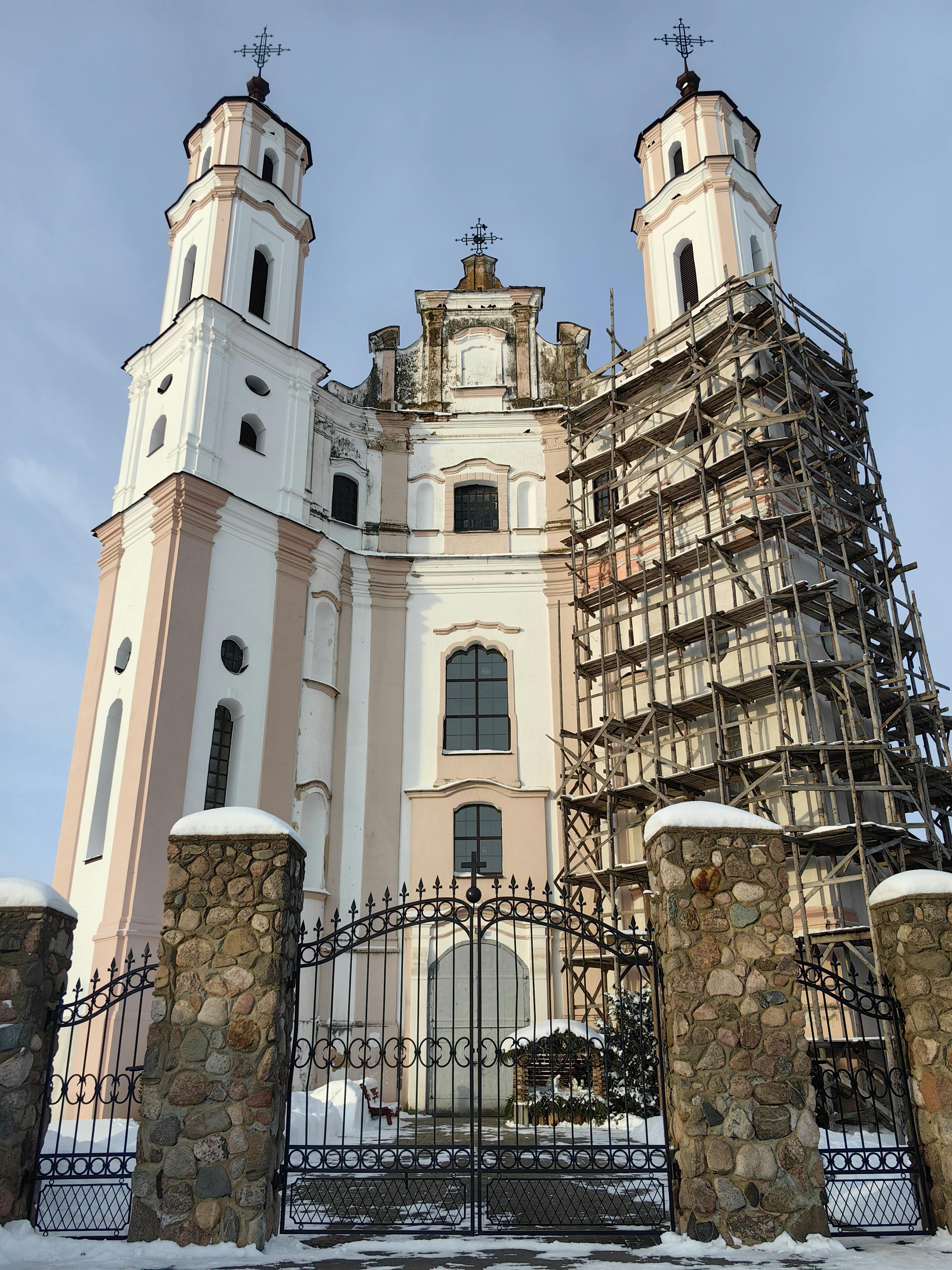 無料 足場が組まれ、冬には敷地が雪に覆われる、改修中の古典的な教会。 写真素材