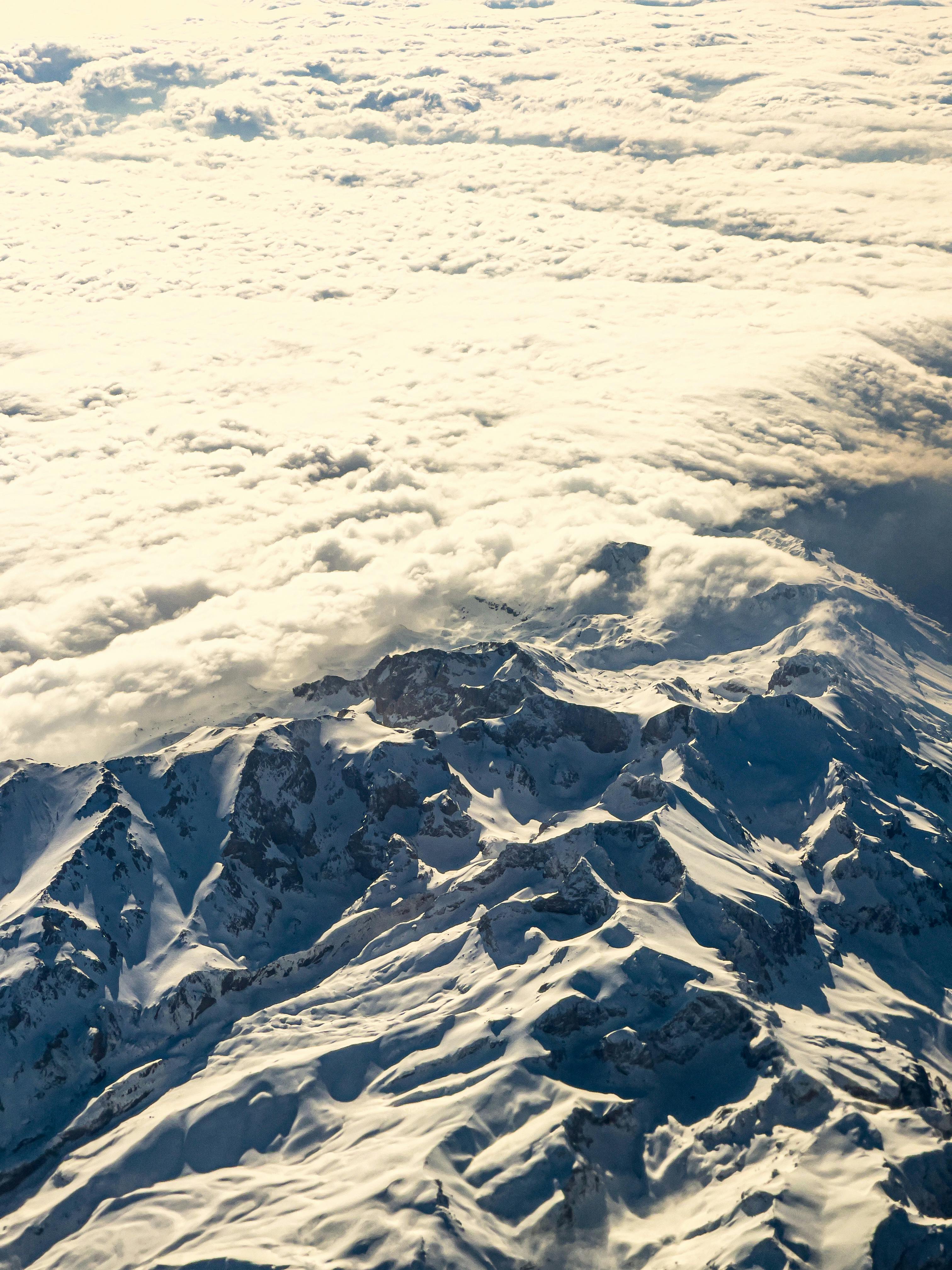 無料 トルコのハタイの曇り空の下の雪に覆われた山々の雄大な空中写真。 写真素材