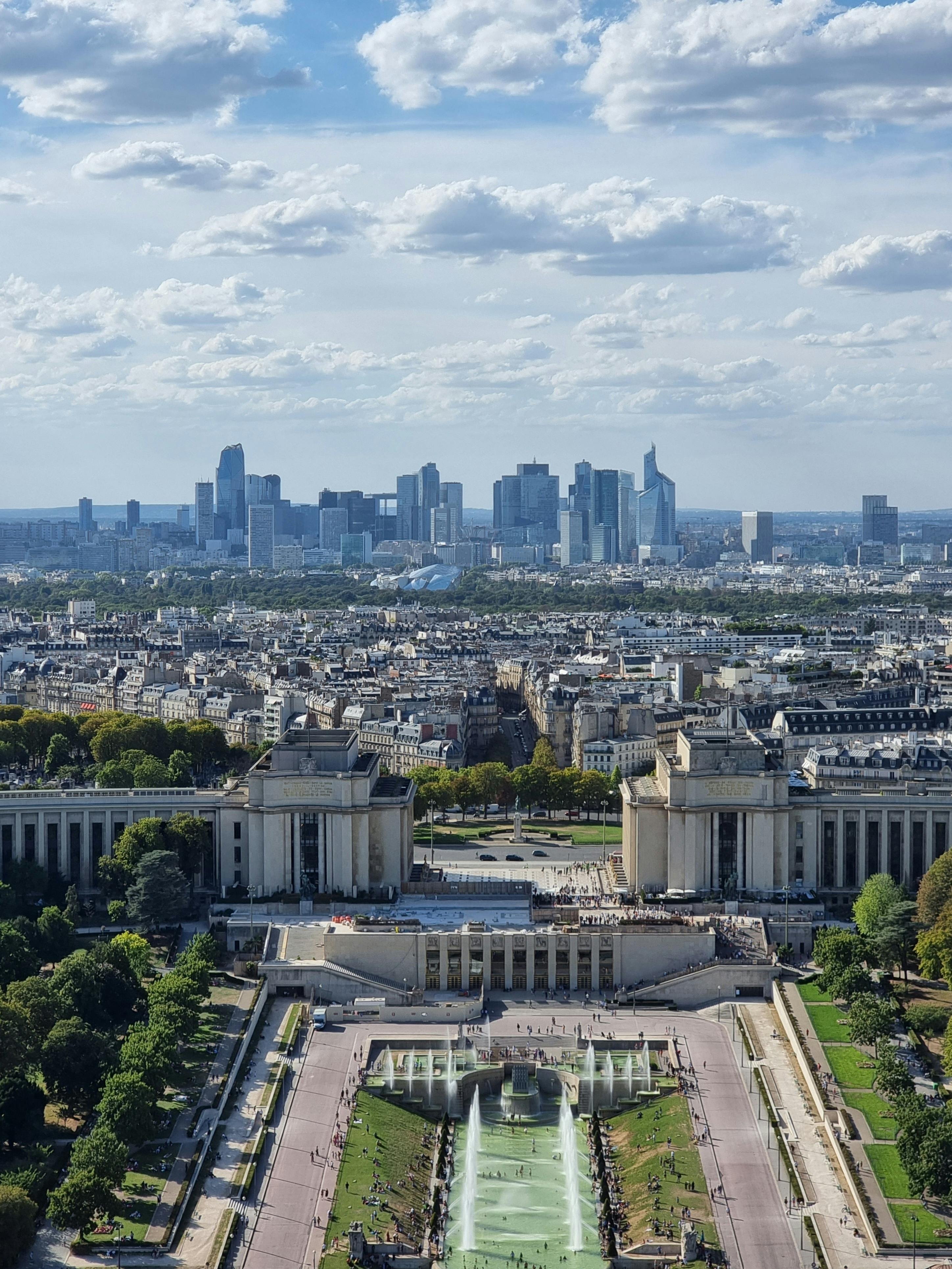 бесплатная Потрясающий вид с высоты птичьего полета на дворец Шайо с панорамой Парижа на заднем плане. Стоковое фото