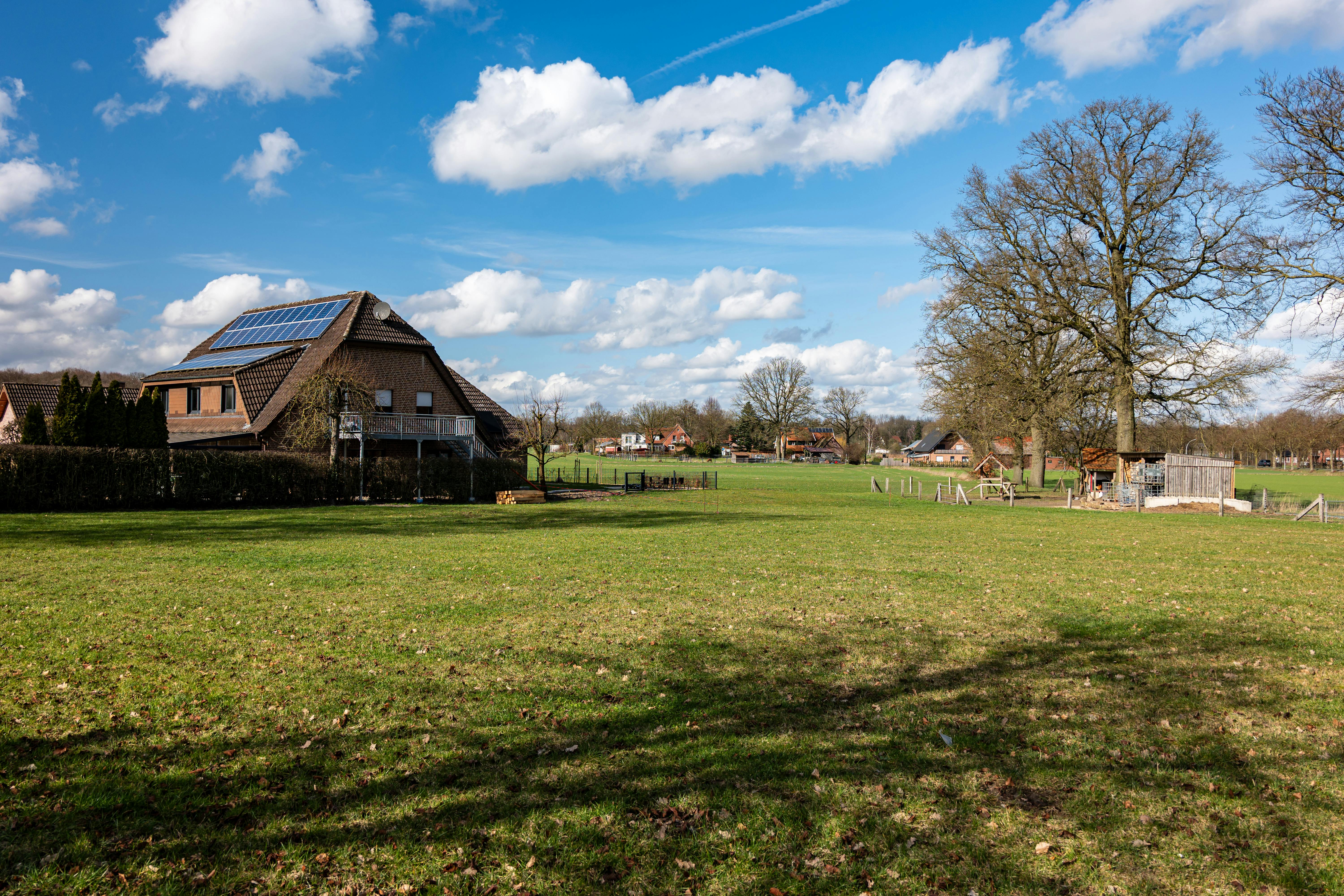бесплатная Живописный сельский пейзаж с домом, работающим на солнечной энергии, в городе Кёсфельд, Германия. Стоковое фото