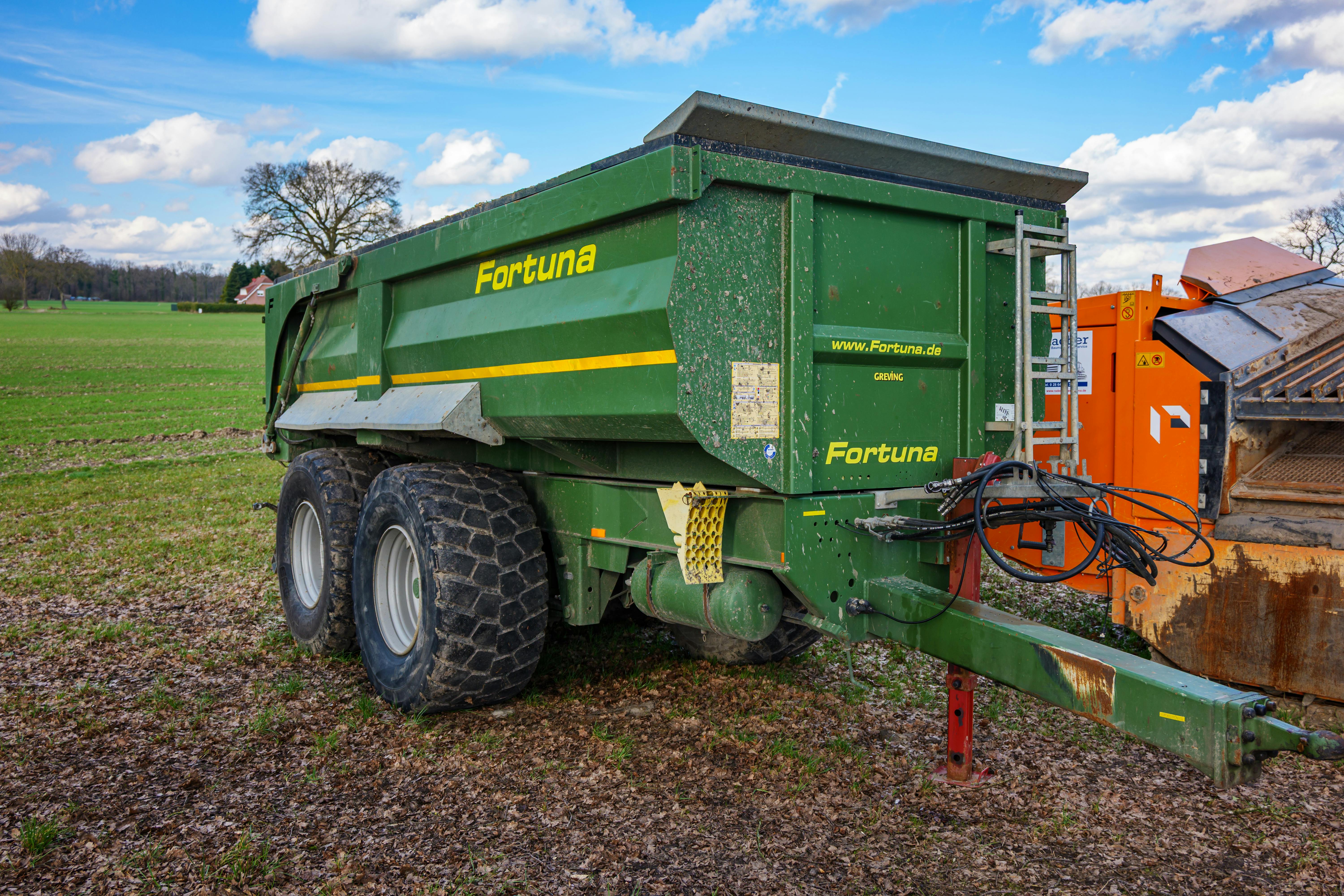 Gratis Trailer Green Fortuna terparkir di sebuah lapangan, Coesfeld, Jerman. Foto Stok