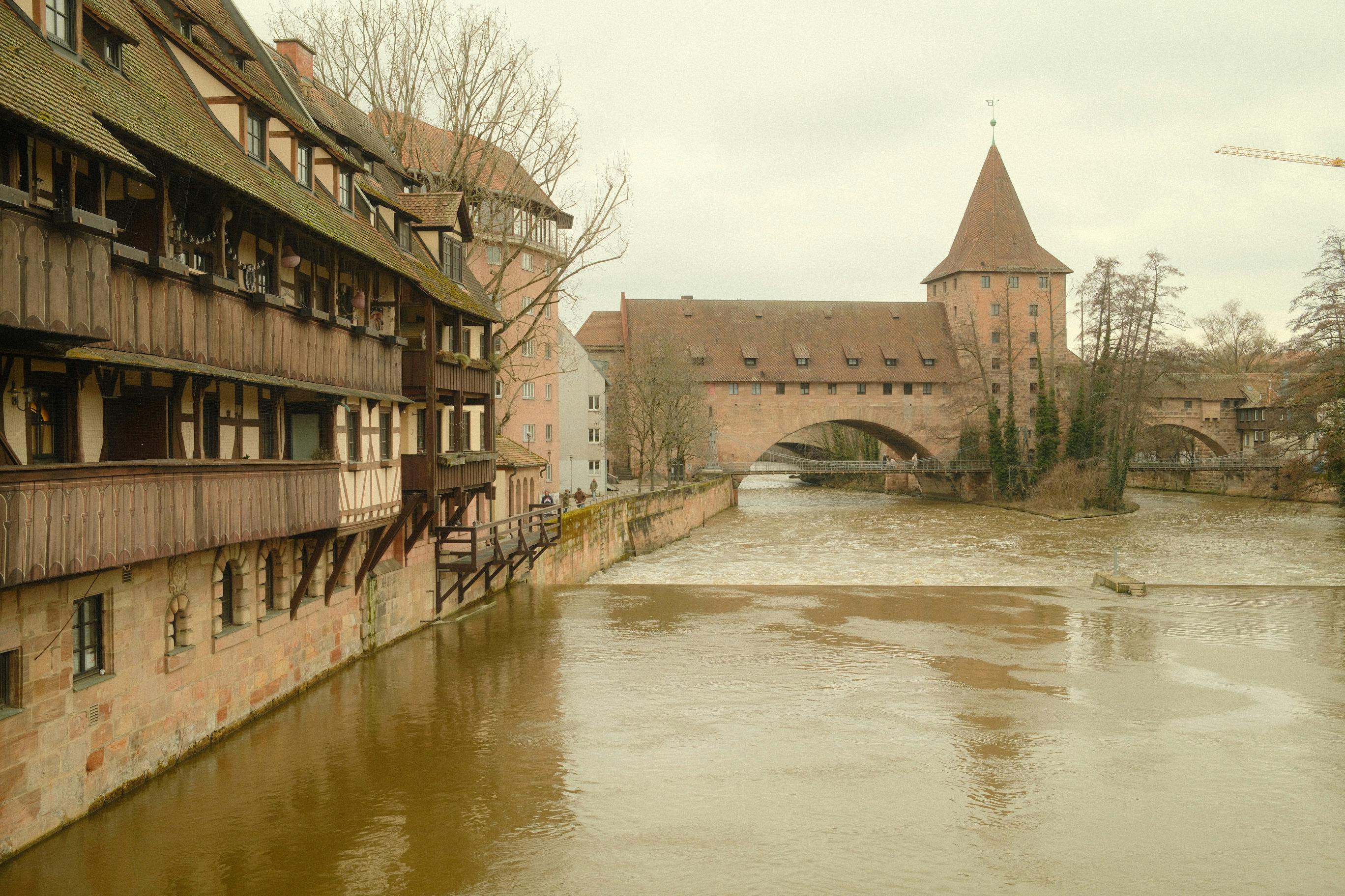 бесплатная Живописный вид на средневековые здания и реку в Нюрнберге, Германия. Стоковое фото