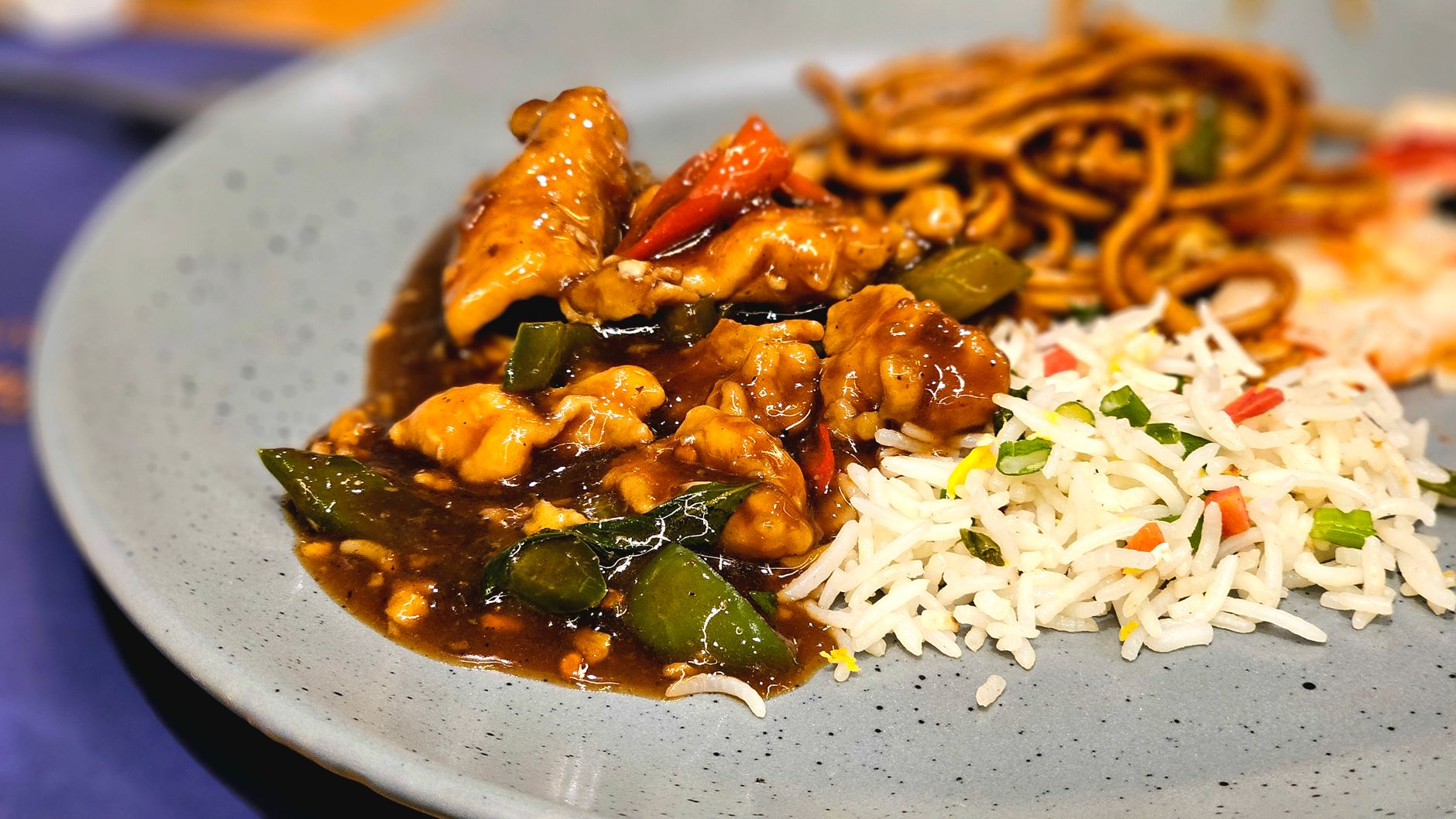Riz cantonais sauté avec œufs et légumes au wok
