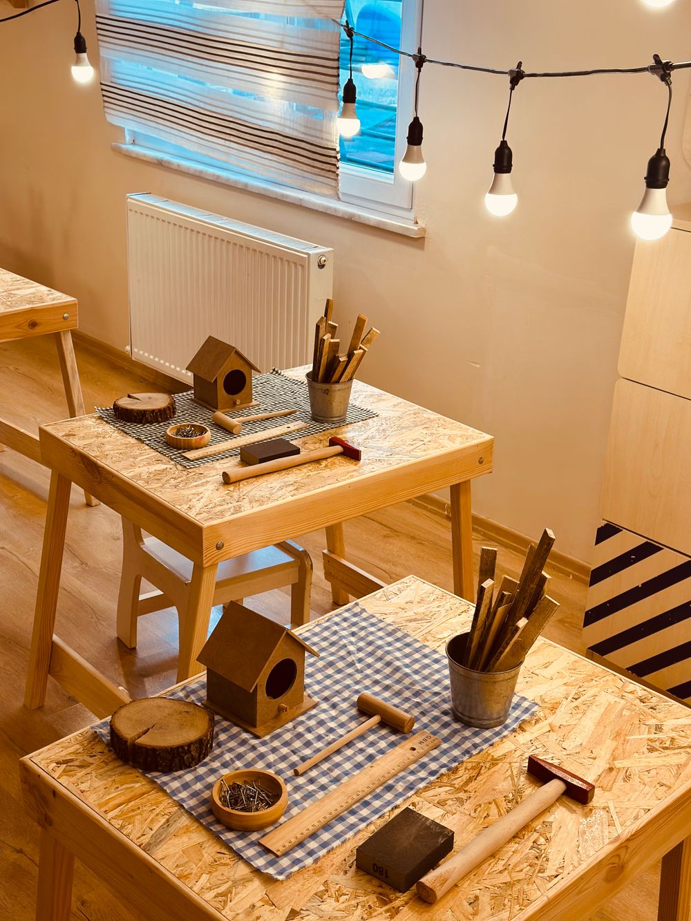 Gezellige creatieve werkruimte met gereedschap klaargezet
