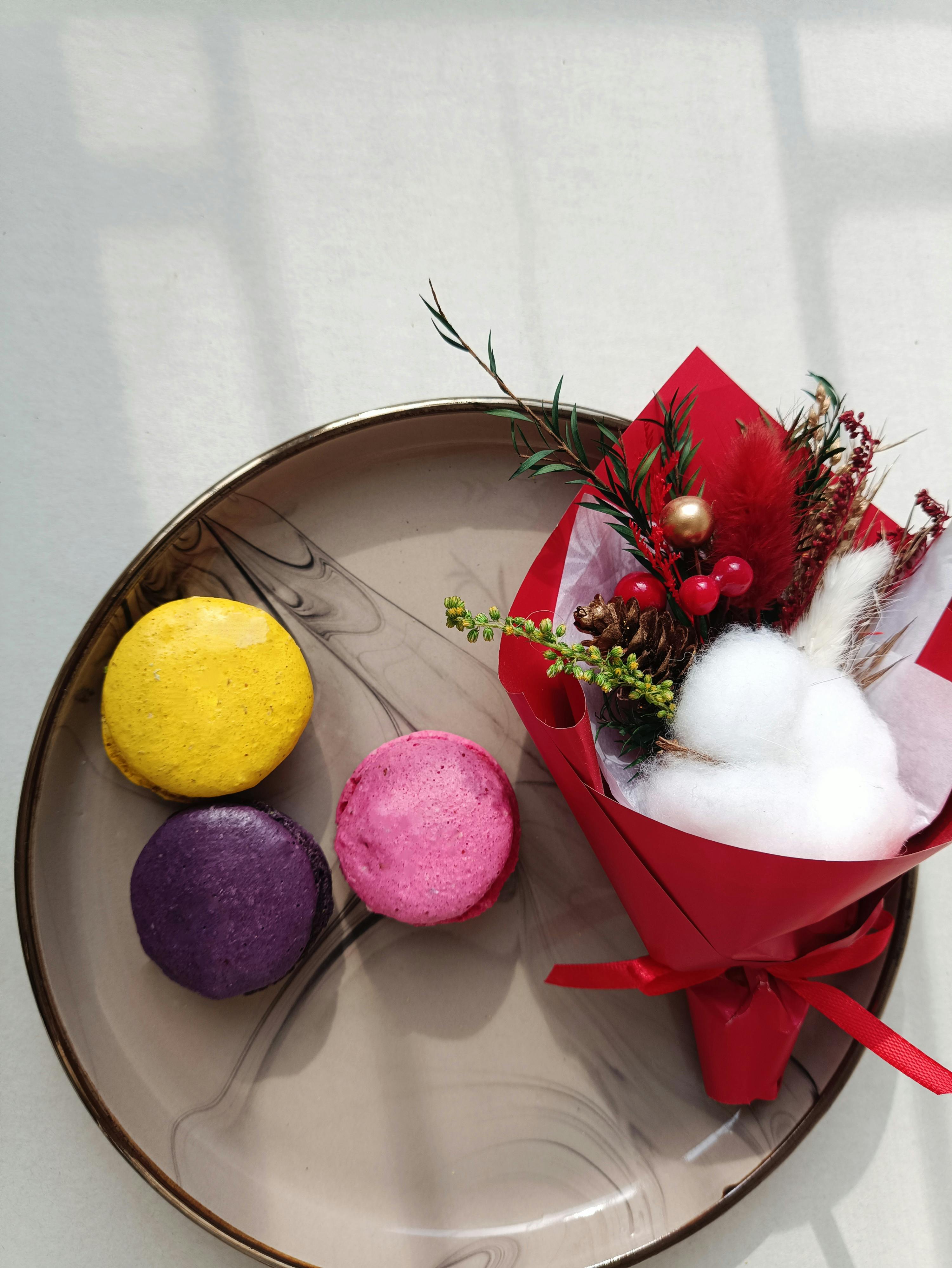 無料 お祝いにぴったりな、鮮やかなマカロンと華やかなブーケをプレートに盛り付けました。 写真素材