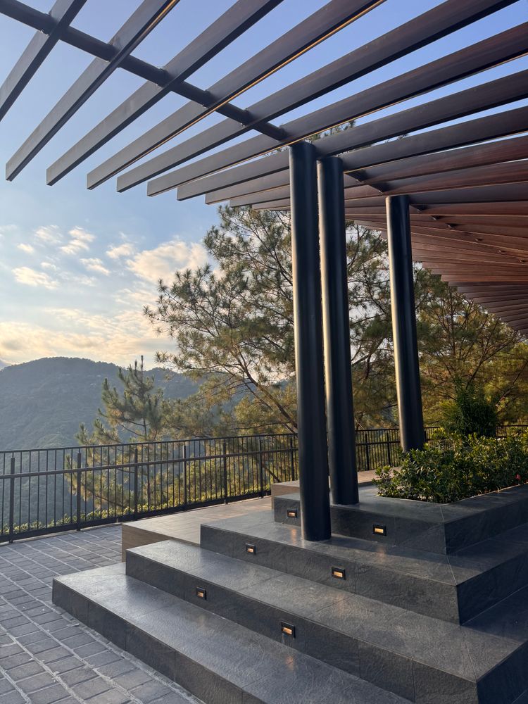 Pergola moderne avec vue sur les montagnes