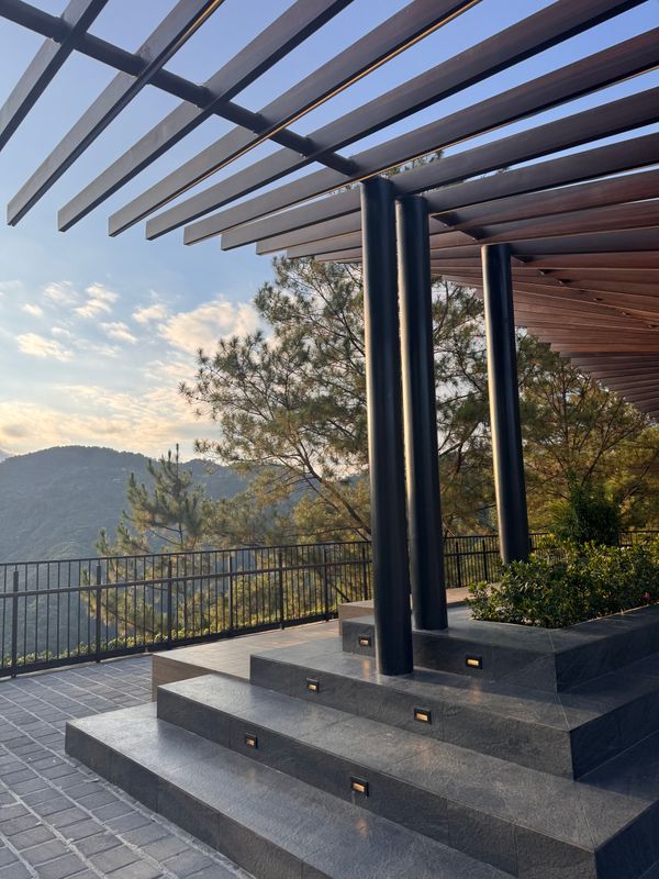 Pergola moderne avec vue sur les montagnes