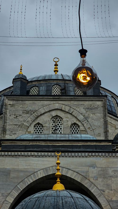 Free A close-up of a traditional mosque dome with a glowing light bulb in Istanbul, Türkiye. Stock Photo