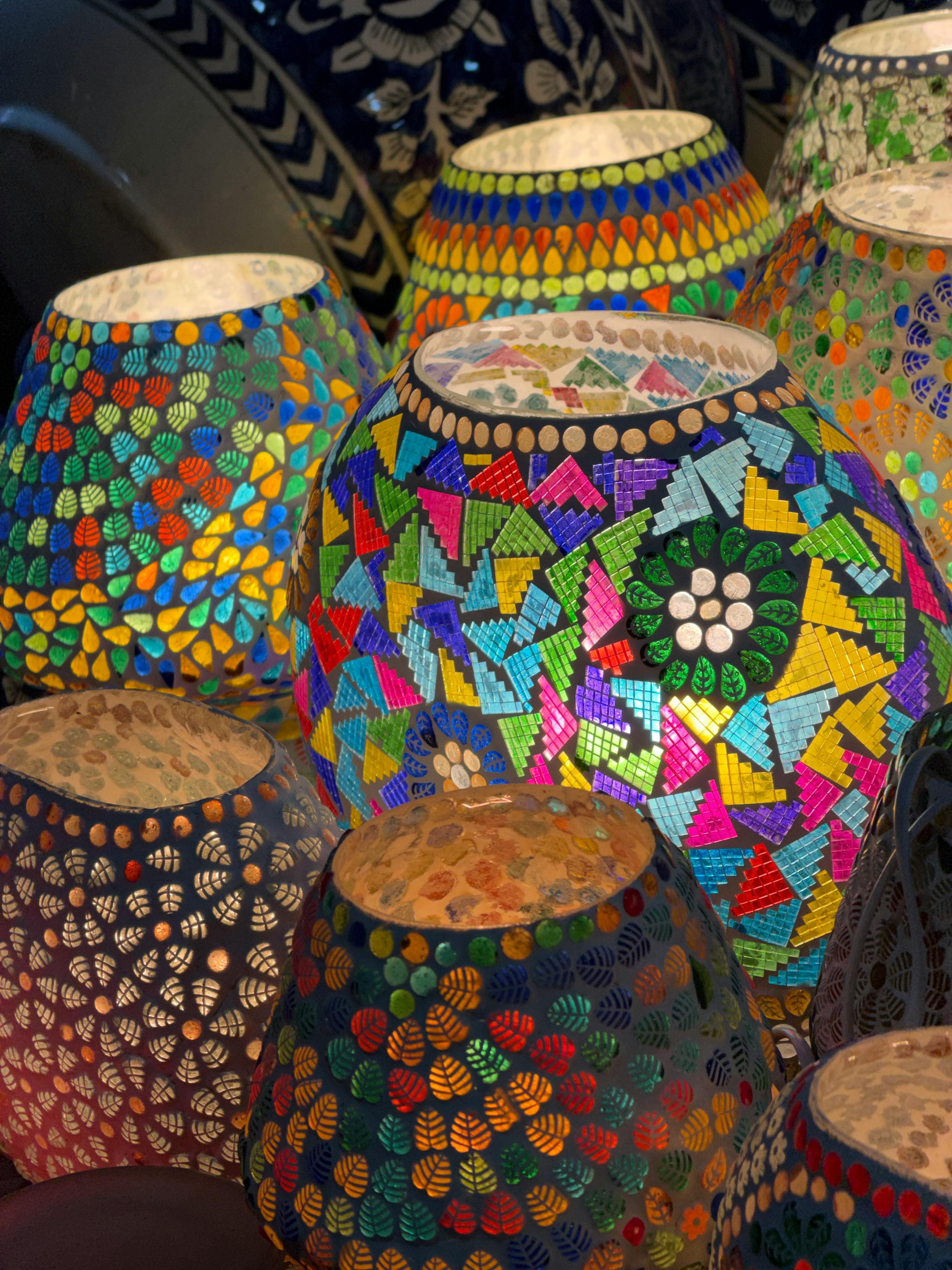 無料 複雑なデザインとパターンが施された鮮やかなモザイク キャンドル ホルダーは、あらゆる場所に色を添えるのに最適です。 写真素材