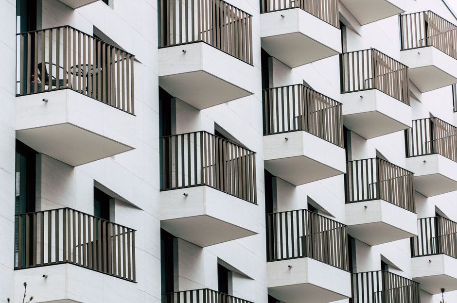 Edificio de apartamentos urbanos con balcones geométricos de estilo arquitectónico moderno.