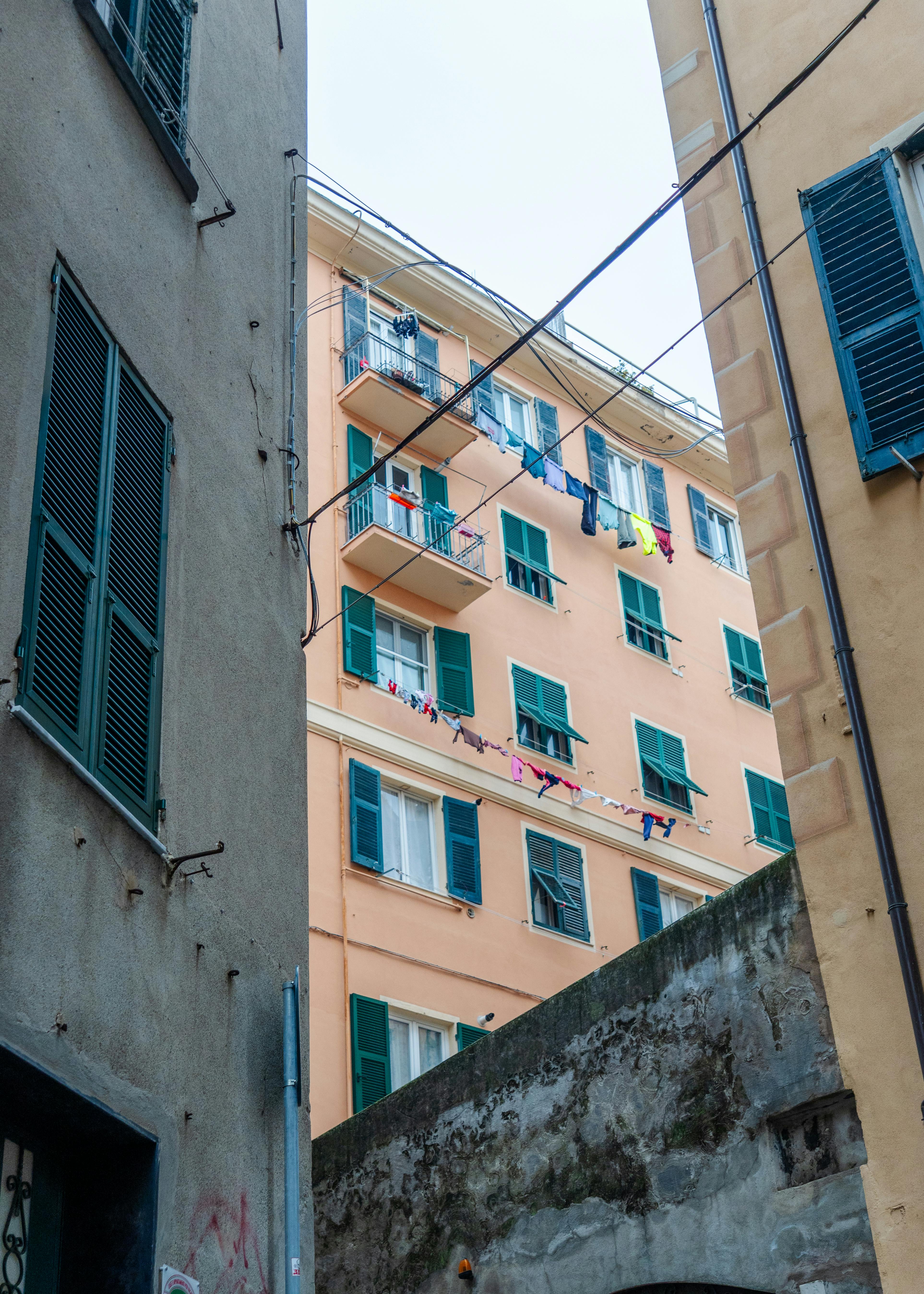 Gratuit Vue pittoresque d'un immeuble résidentiel européen où sèchent des vêtements colorés sur les balcons. Photos