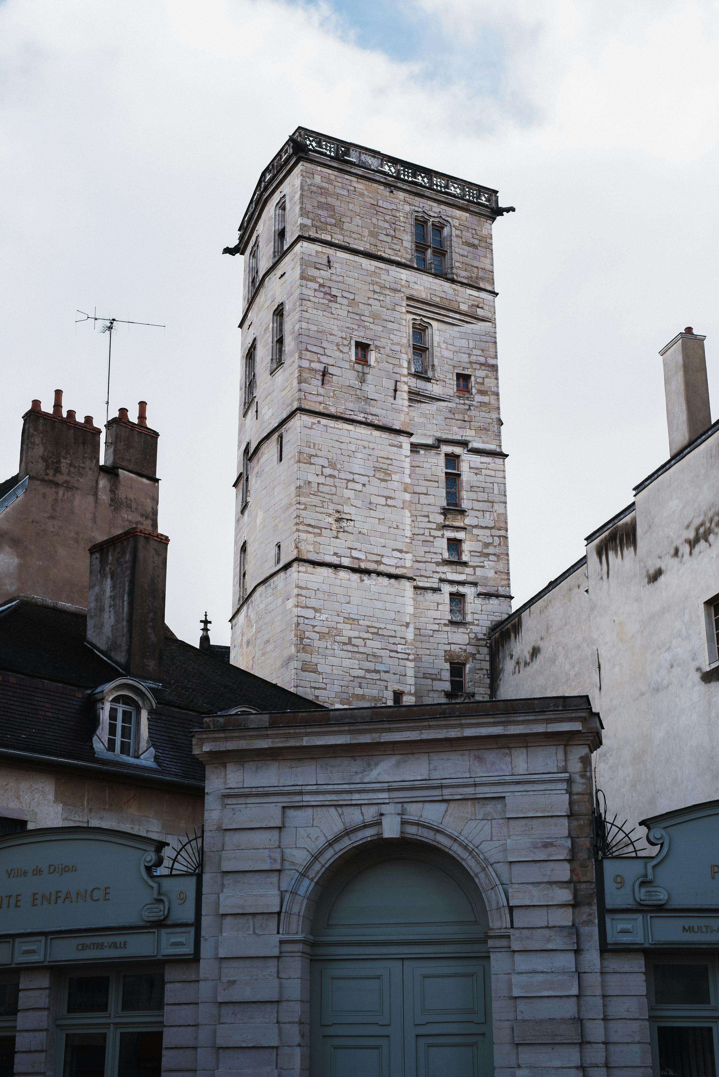 Gratis Una torre storica in pietra che si erge sopra gli edifici circostanti, mettendo in mostra l'architettura classica europea. Foto a disposizione