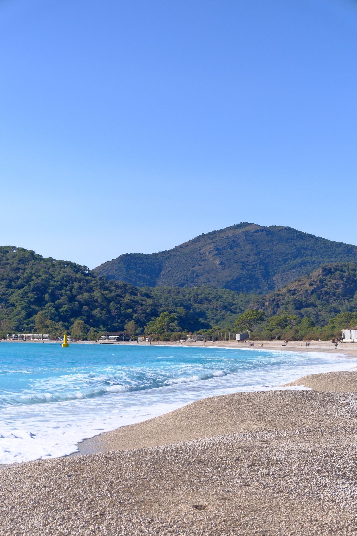 Fethiye Ölüdeniz mavi lagünü ve turkuaz koyun tepeden panoramik görünümü