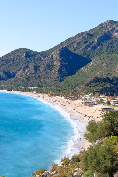 Free A breathtaking view of Ölüdeniz Beach with clear blue waters and lush mountains in Turkey. Stock Photo
