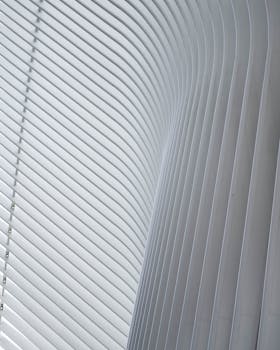 纽约现代建筑的抽象视图中，白色几何图案格外醒目