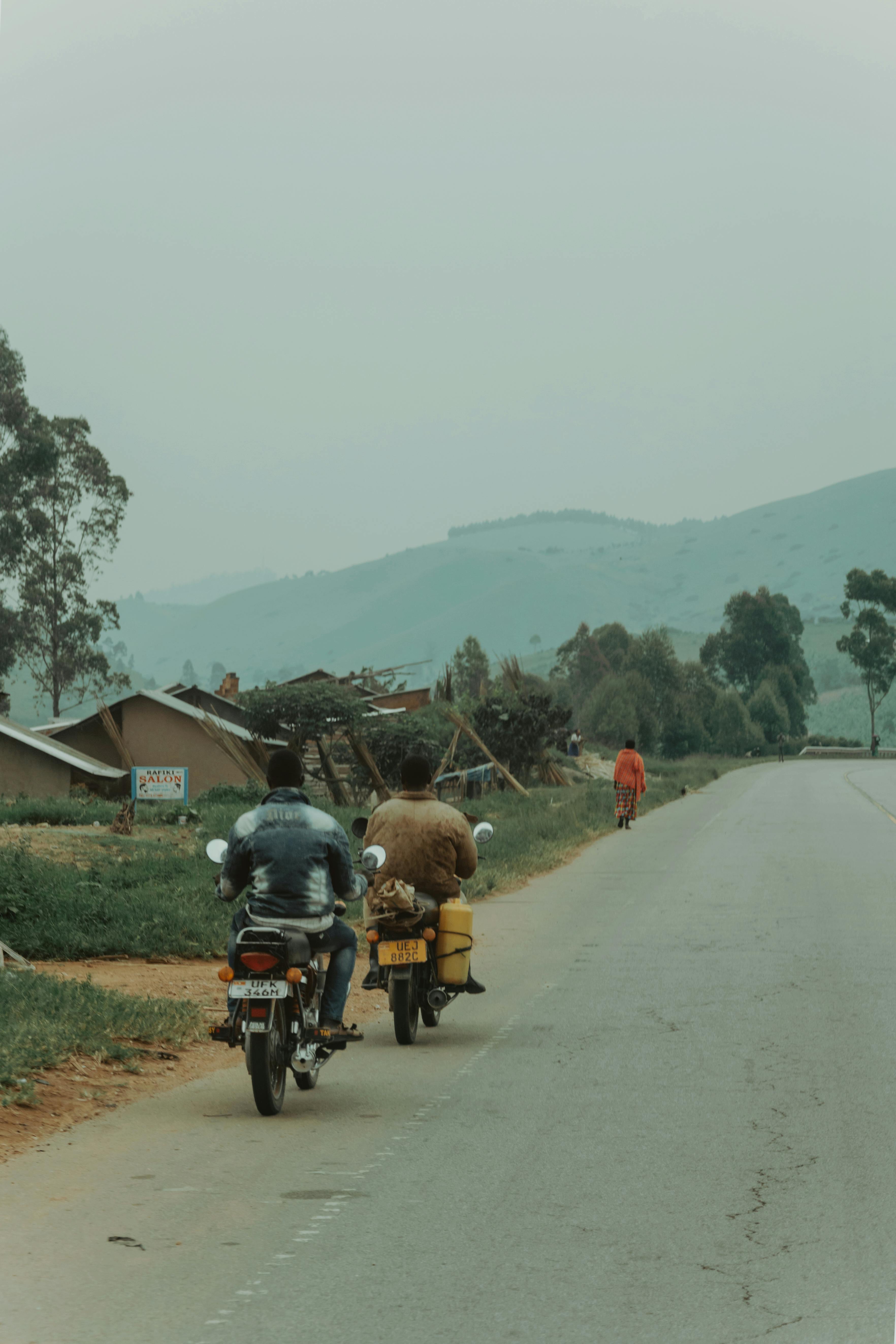 無料 2人のバイク乗り, アフリカ, アフリカの道の無料の写真素材 写真素材