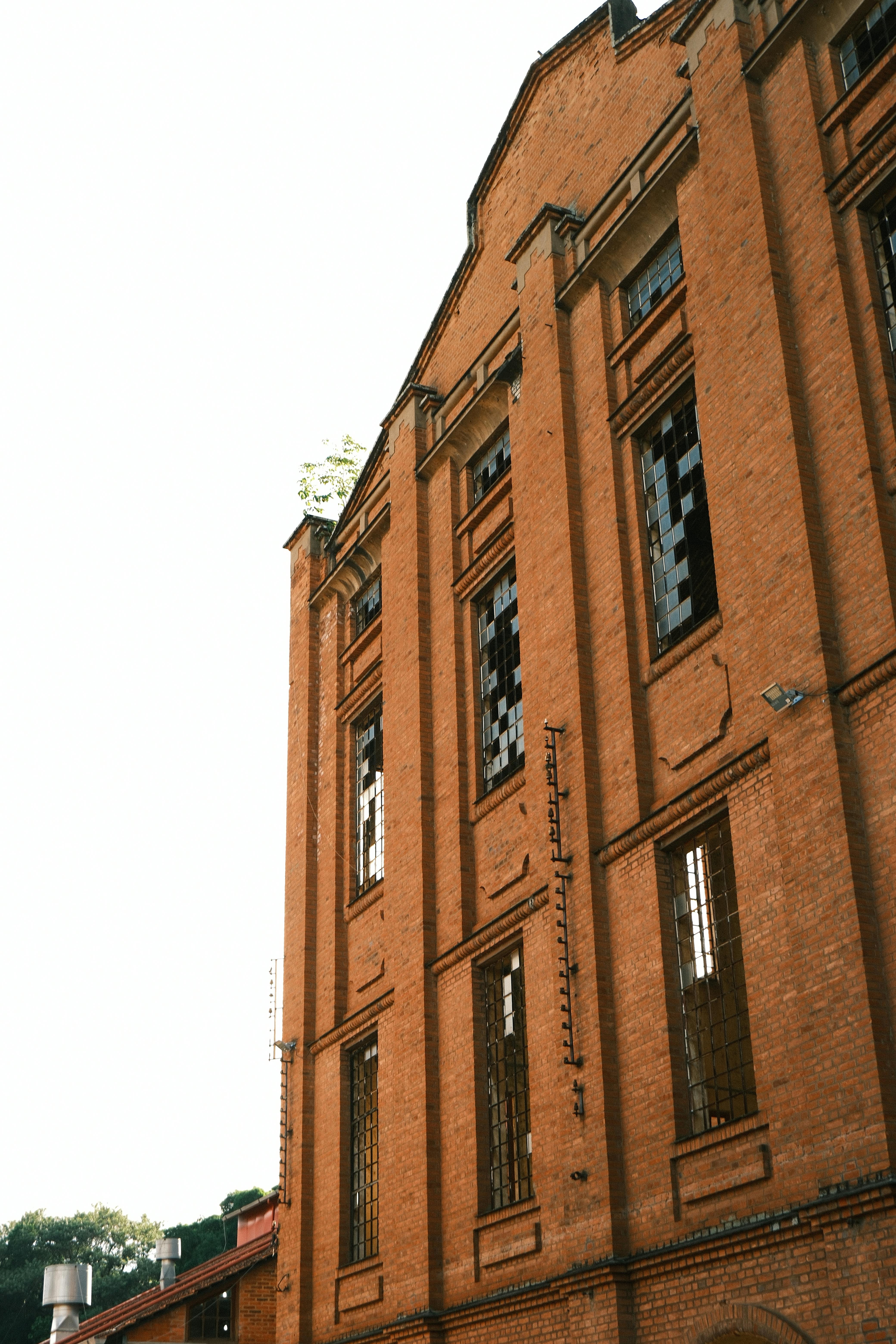 Gratuit Immeuble en briques rouges de grande hauteur à l'architecture complexe, situé à Piracicaba, au Brésil, sur fond de ciel dégagé. Photos