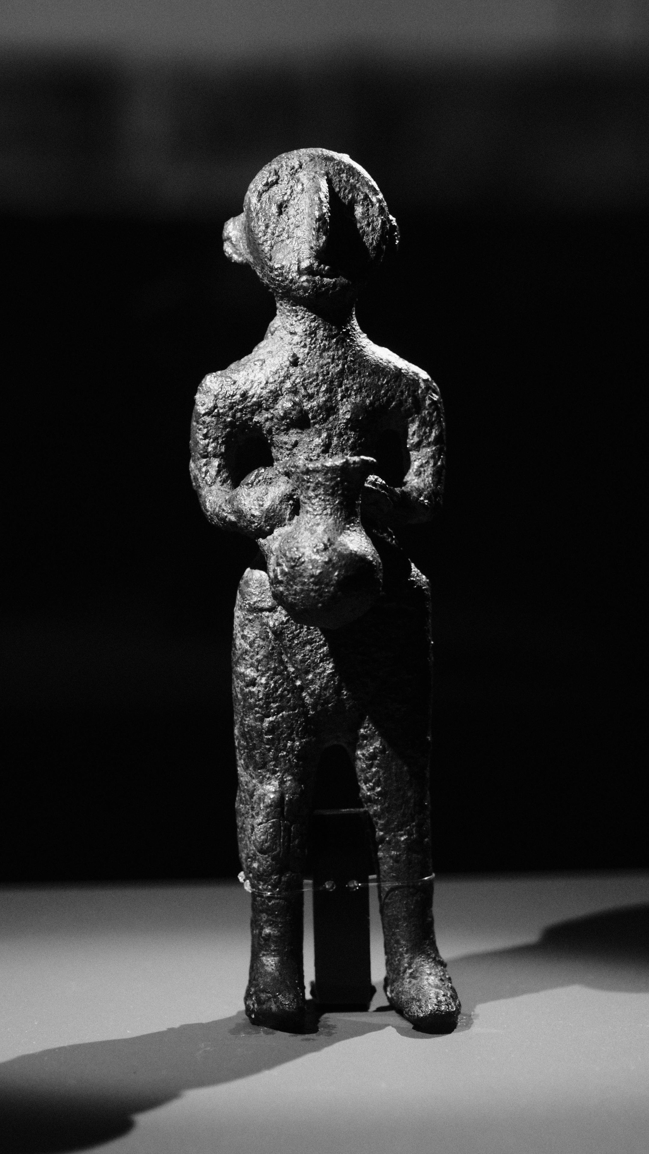 無料 影の強い歴史的な石像のモノクロ画像。 写真素材