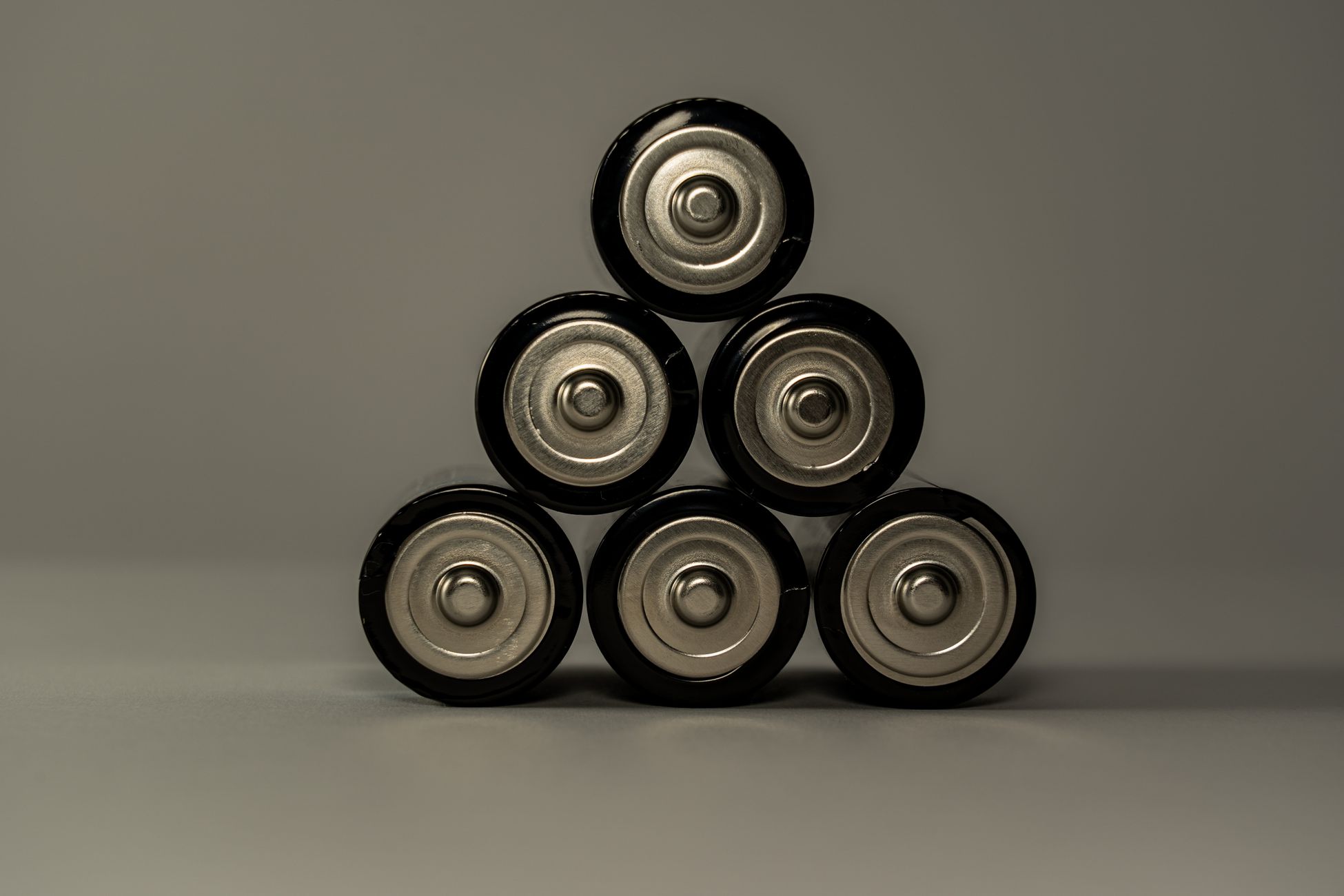 Zo wordt de complexe batterij in je iPhone gemaakt