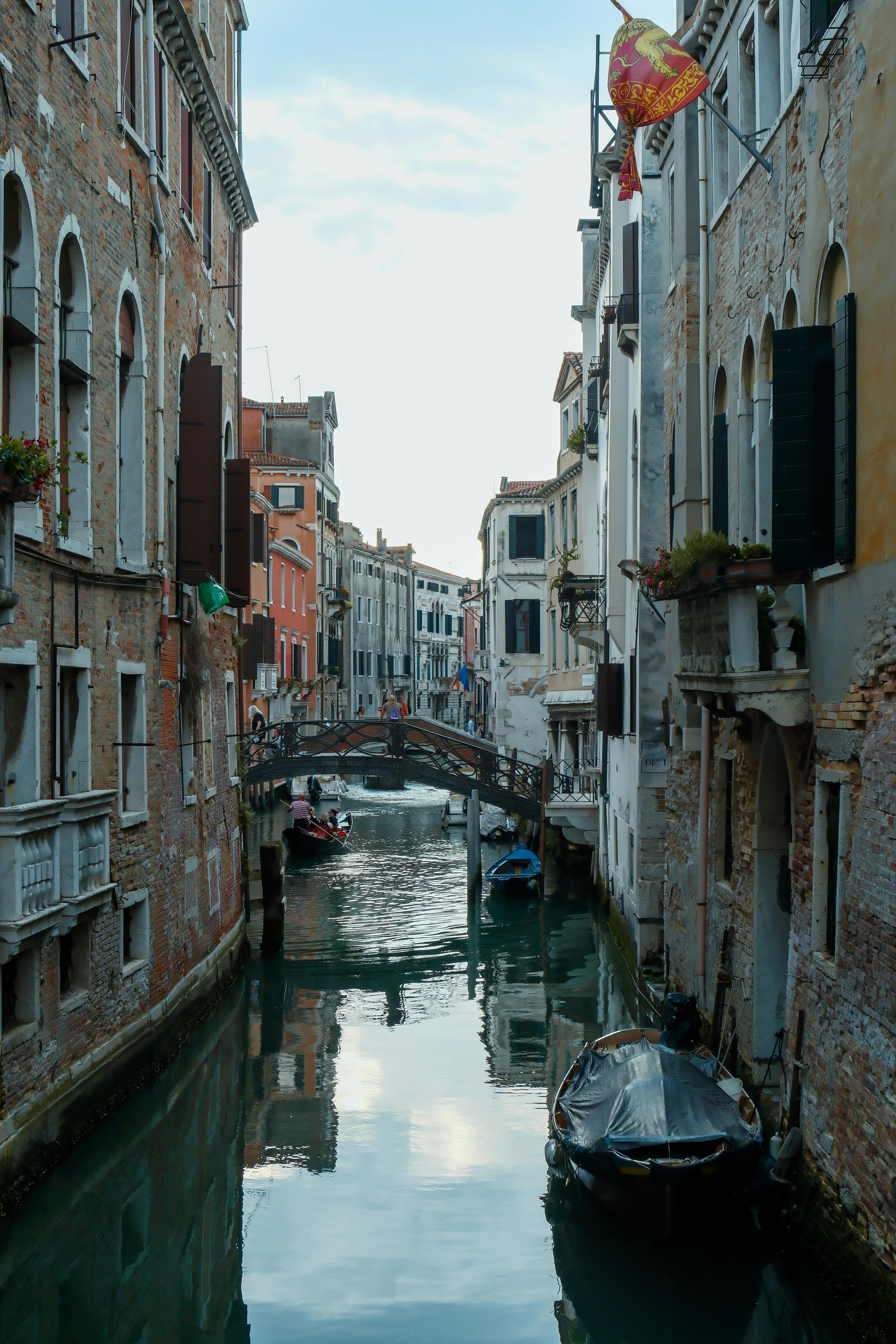 無料 絵のように美しい風景の中で、イタリアのベニスの魅惑的な運河と歴史的建築物を探索しましょう。 写真素材