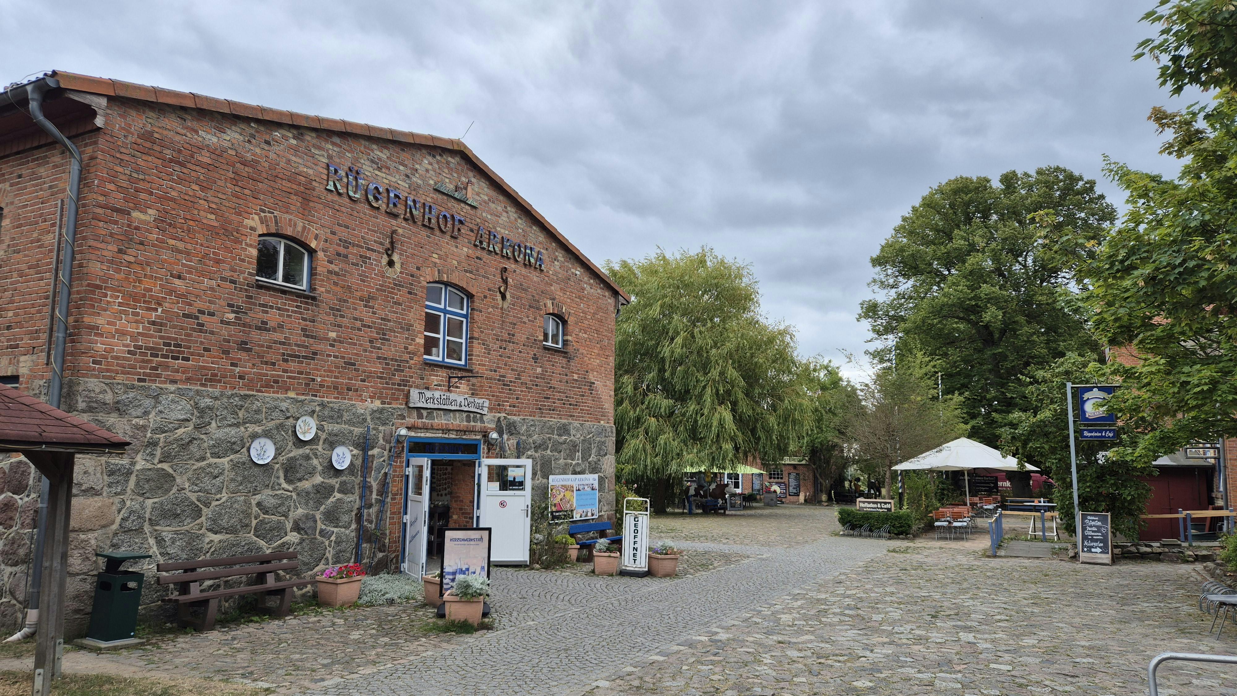 бесплатная Живописный вид на Рюгенхоф Аркона на острове Рюген, Германия, под облачным небом. Стоковое фото