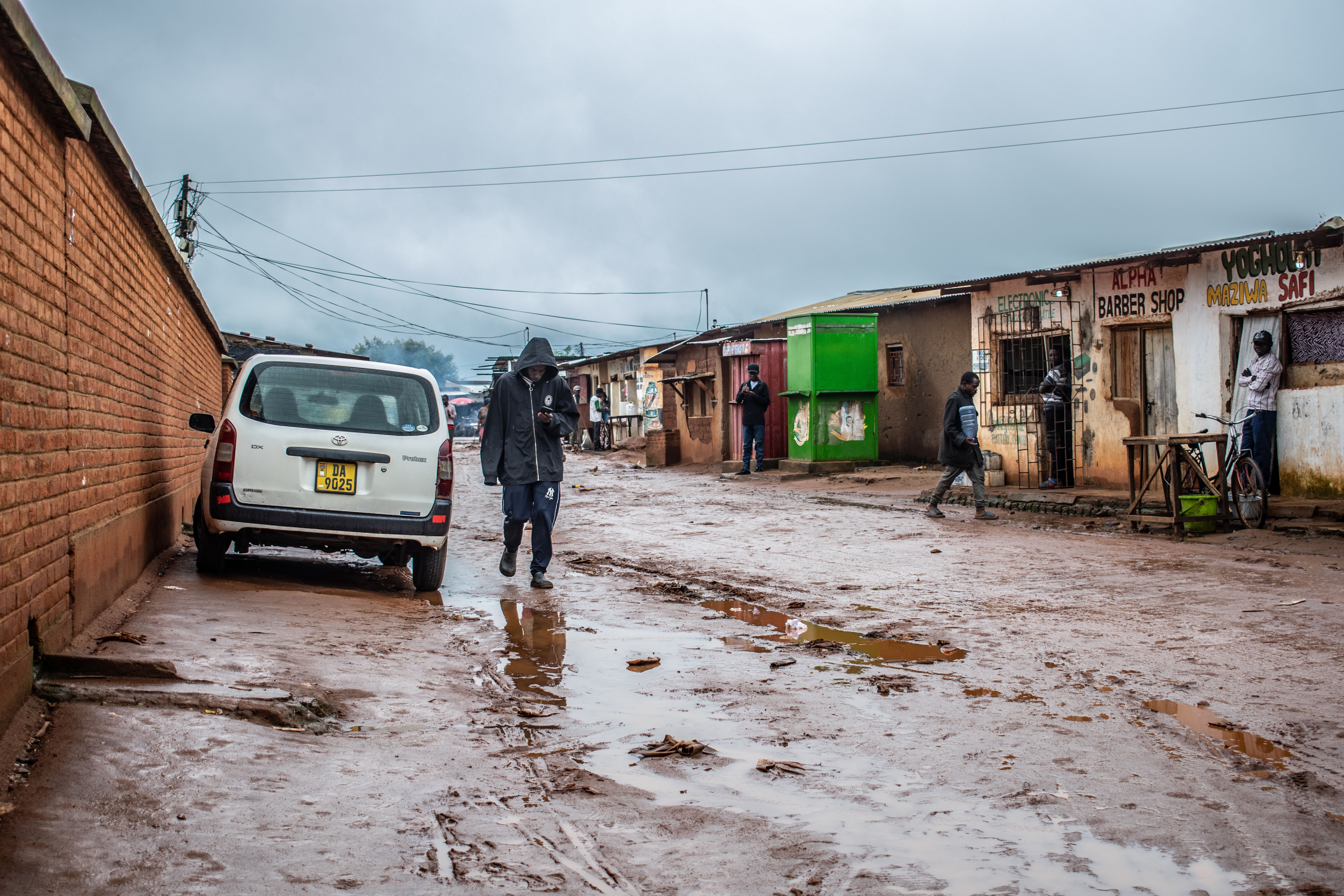Urban Street Scene on a Rainy Day with Pedestrians · Free Stock Photo