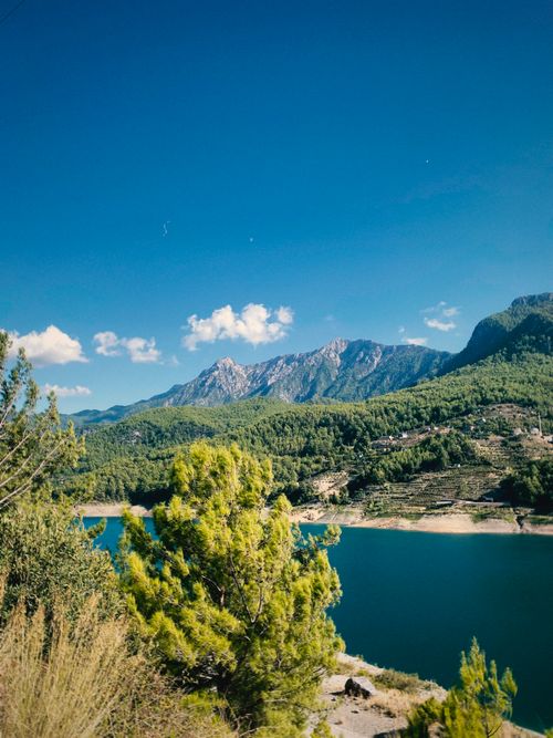 Free Breathtaking view of a mountain lake surrounded by lush green forests in Antalya, Türkiye. Stock Photo